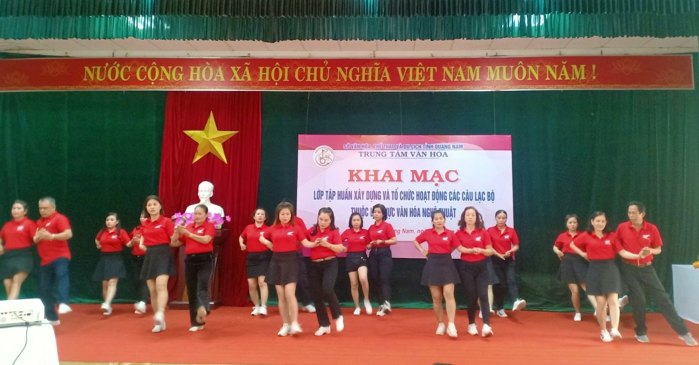 Tiết mục khiêu vũ chào mừng lễ khai mạc của CLB khiêu vũ Ban Mai Xanh.