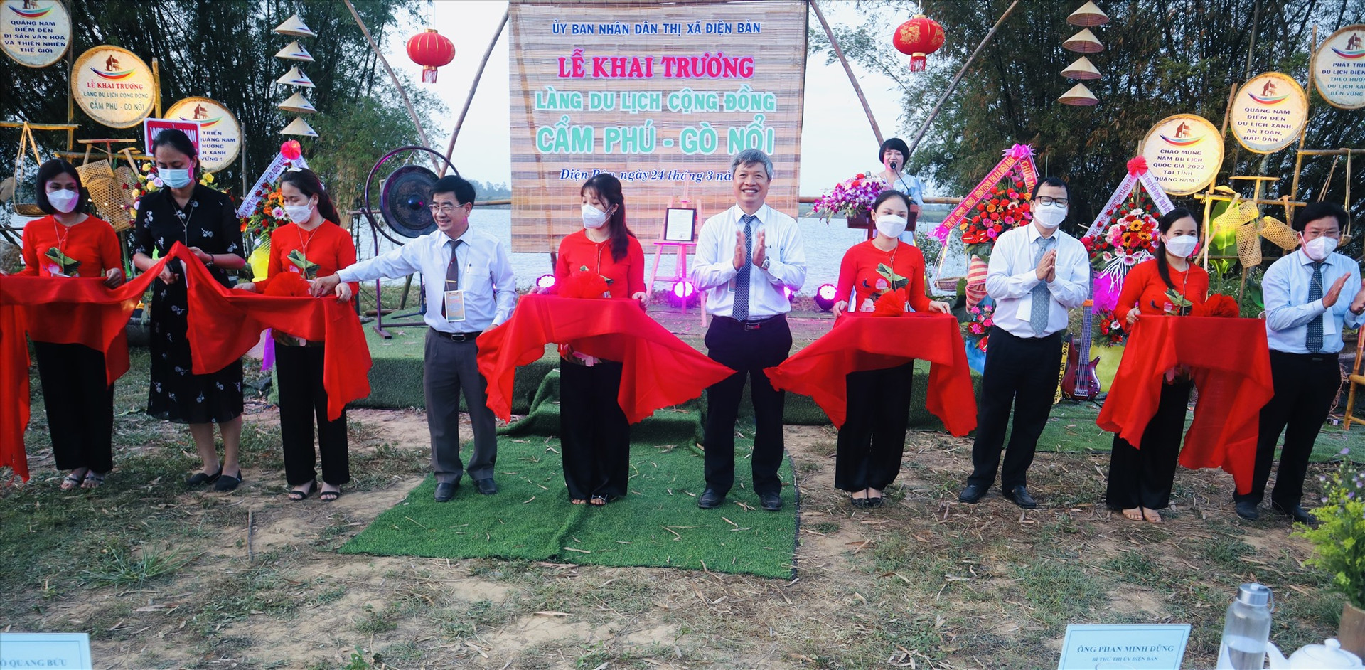 Đại biểu cắt băng khai trương làng du lịch cộng đồng Cẩm Phú - Gò Nổi. Ảnh: T.L