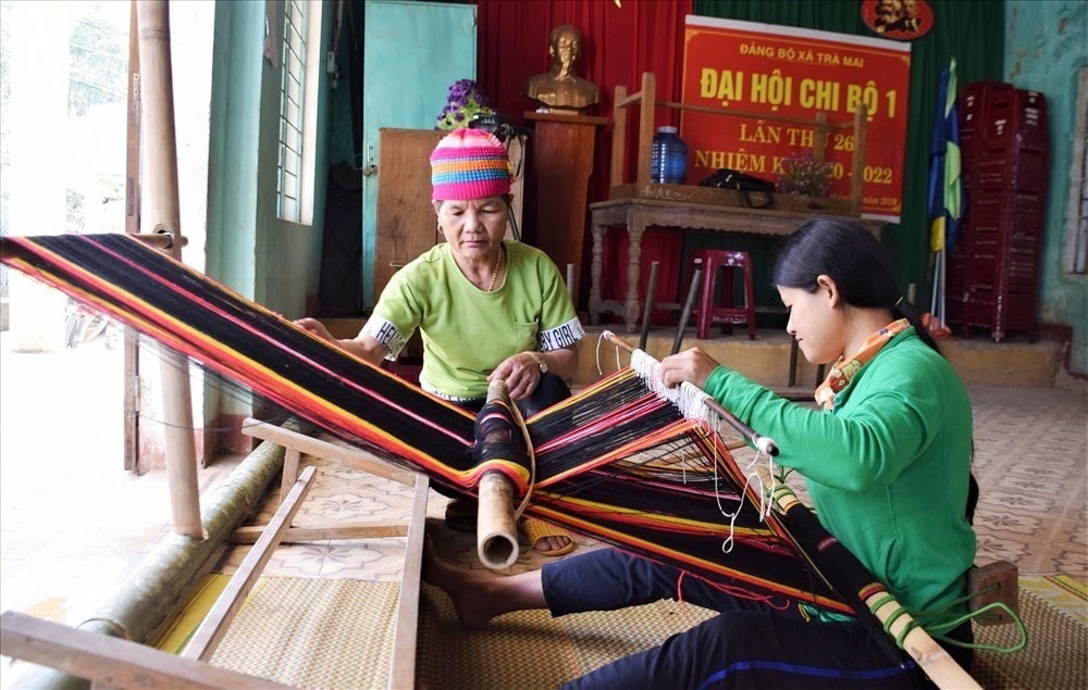 Brocade weaving in Quang Nam's moutainous region