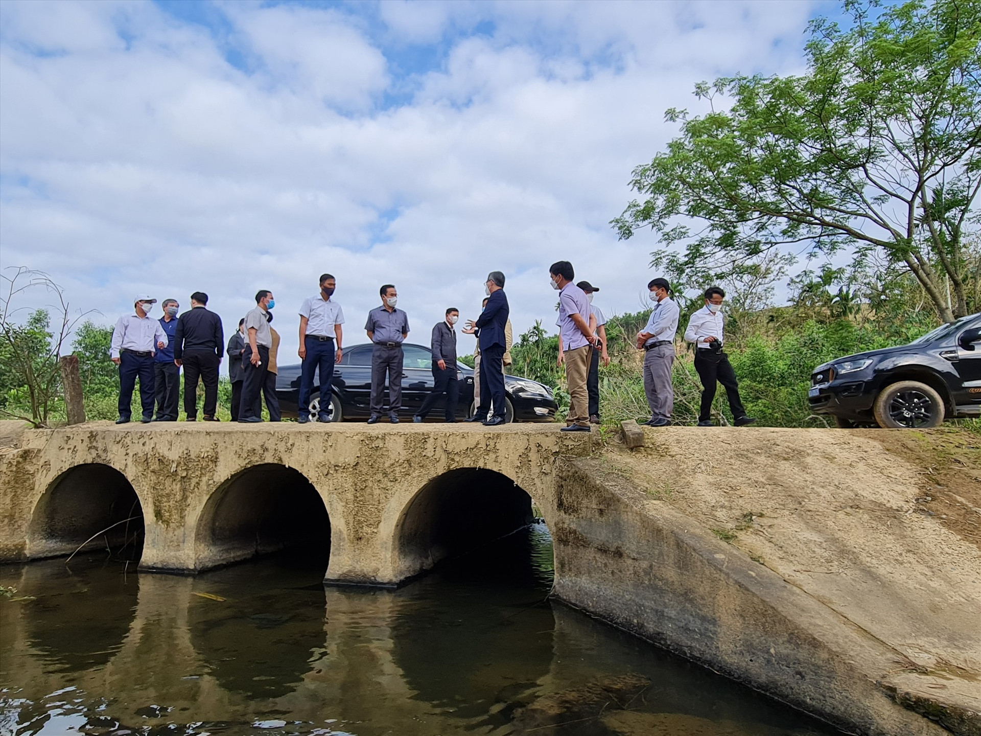 Đoàn công tác của UBND tỉnh khảo sát một cây cầu vượt lũ được kiến nghị đầu tư theo Nghị quyết 88 của huyện Bắc Trà My. Ảnh: D.L