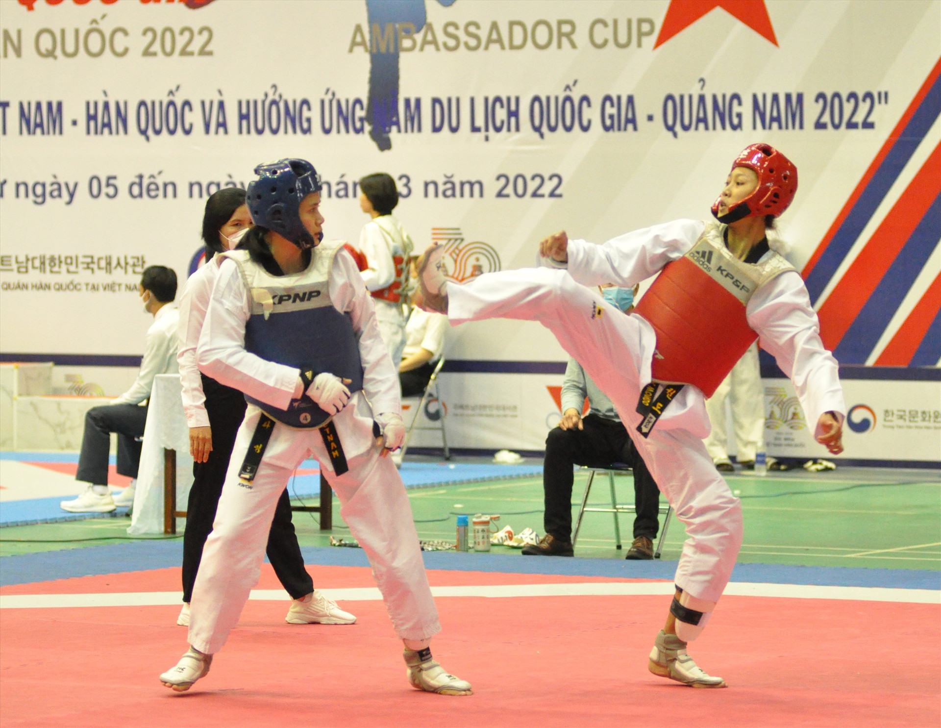 Nguyễn Thị Mỹ Dung (bên phải) thi đấu xuât sắc giành 1 HCV và 1 HCĐ Giải vô địch câu lạc bộ Taekwondo toàn quốc năm 2022. Ảnh: T.V