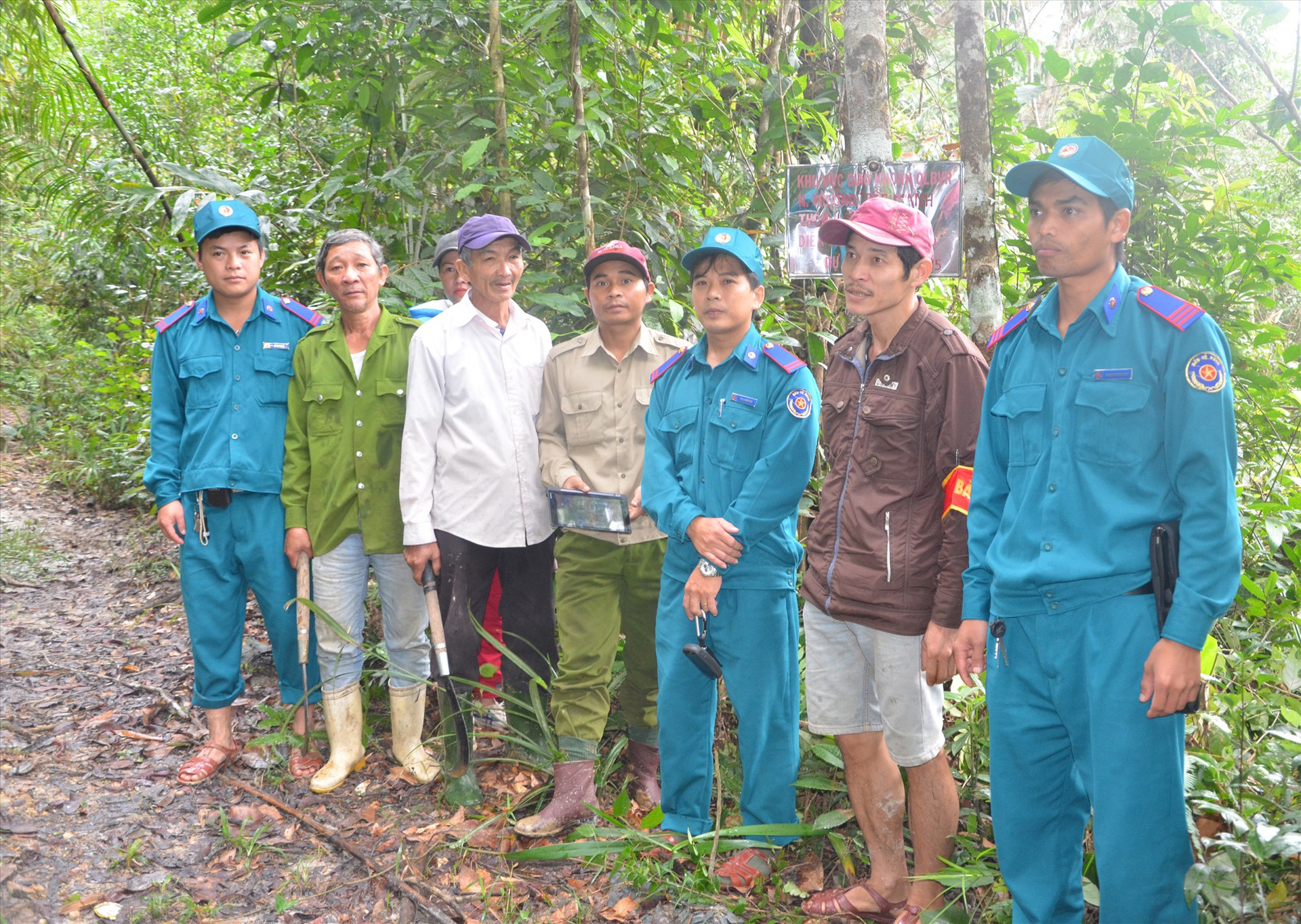Lực lượng bảo vệ rừng chuyên trách trong chuyến tuần tra lâm phận rừng phòng hộ Đông Giang, khu vực xã Sông Kôn (Đông Giang). Ảnh: H.P