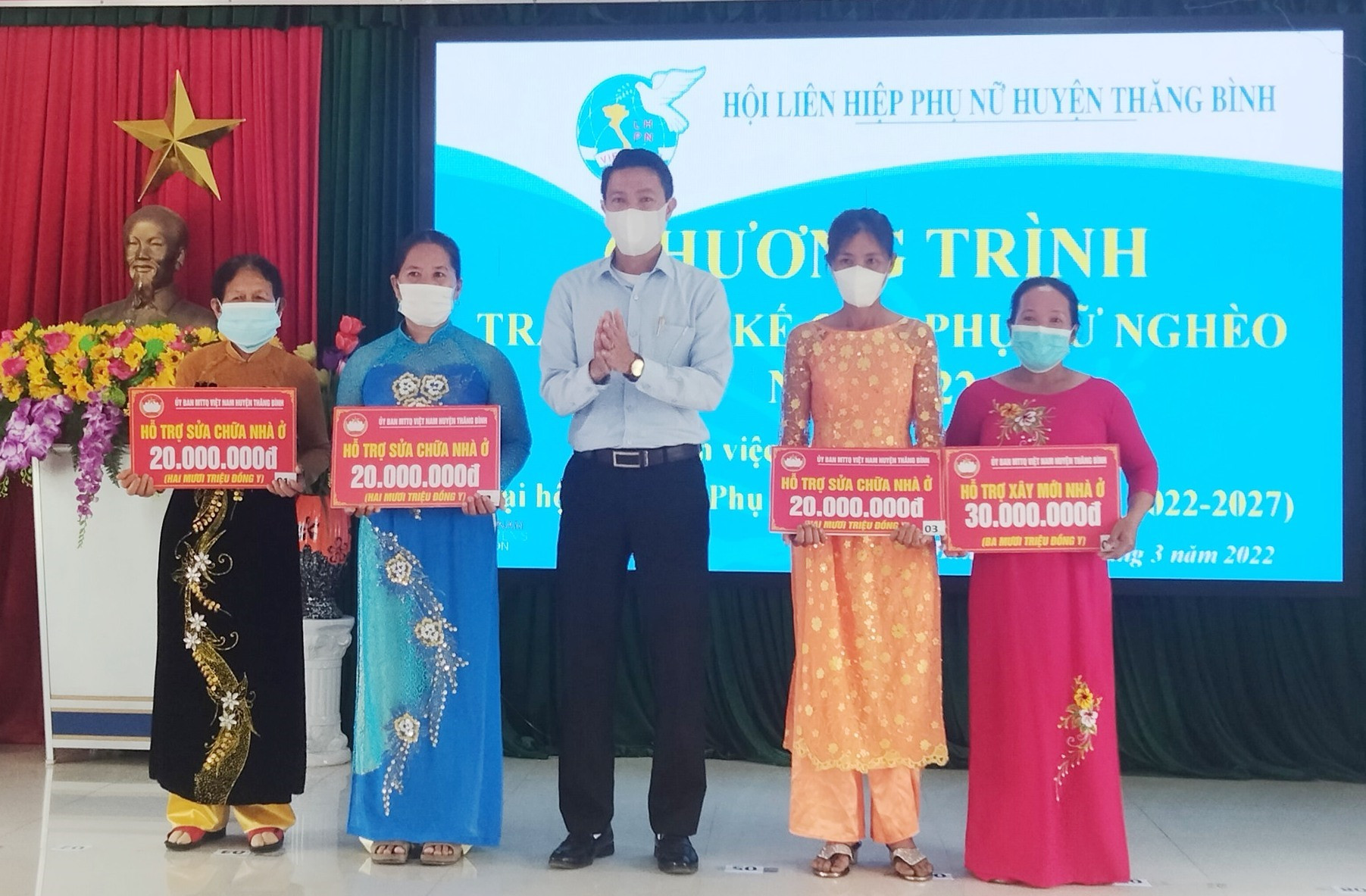 Lãnh đạo Ủy ban MTTQ Việt Nam huyện Thăng Bình trao biểu trưng hỗ trợ xây mới, sửa chữa nhà cho hộ nghèo.