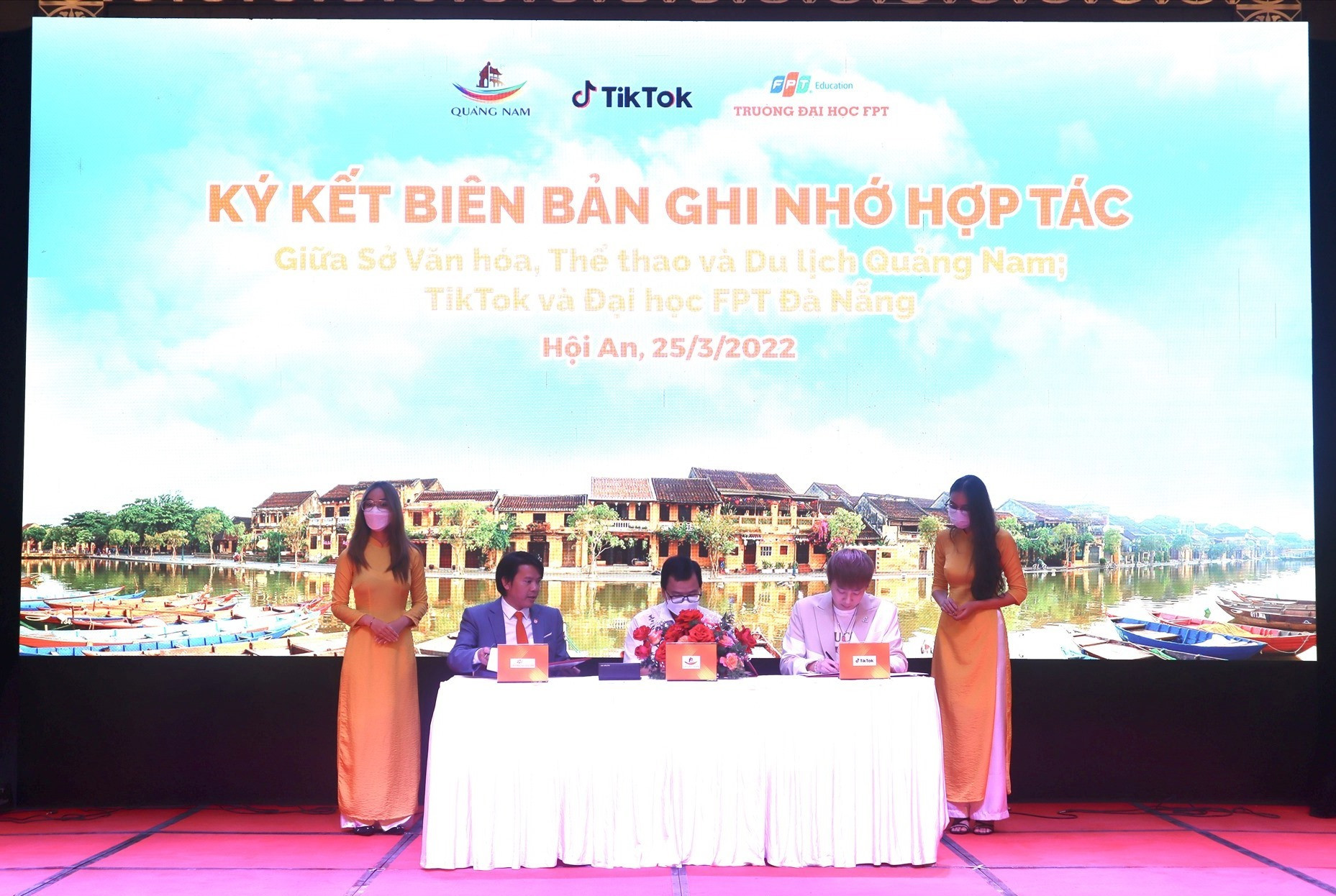 Lãnh đạo Sở VH-TT&DL Quảng Nam, Tiktok, trường Đại học FPT Đà Nẵng ký kết biên bản ghi nhớ hợp tác tại chương trình. Ảnh: Q.T