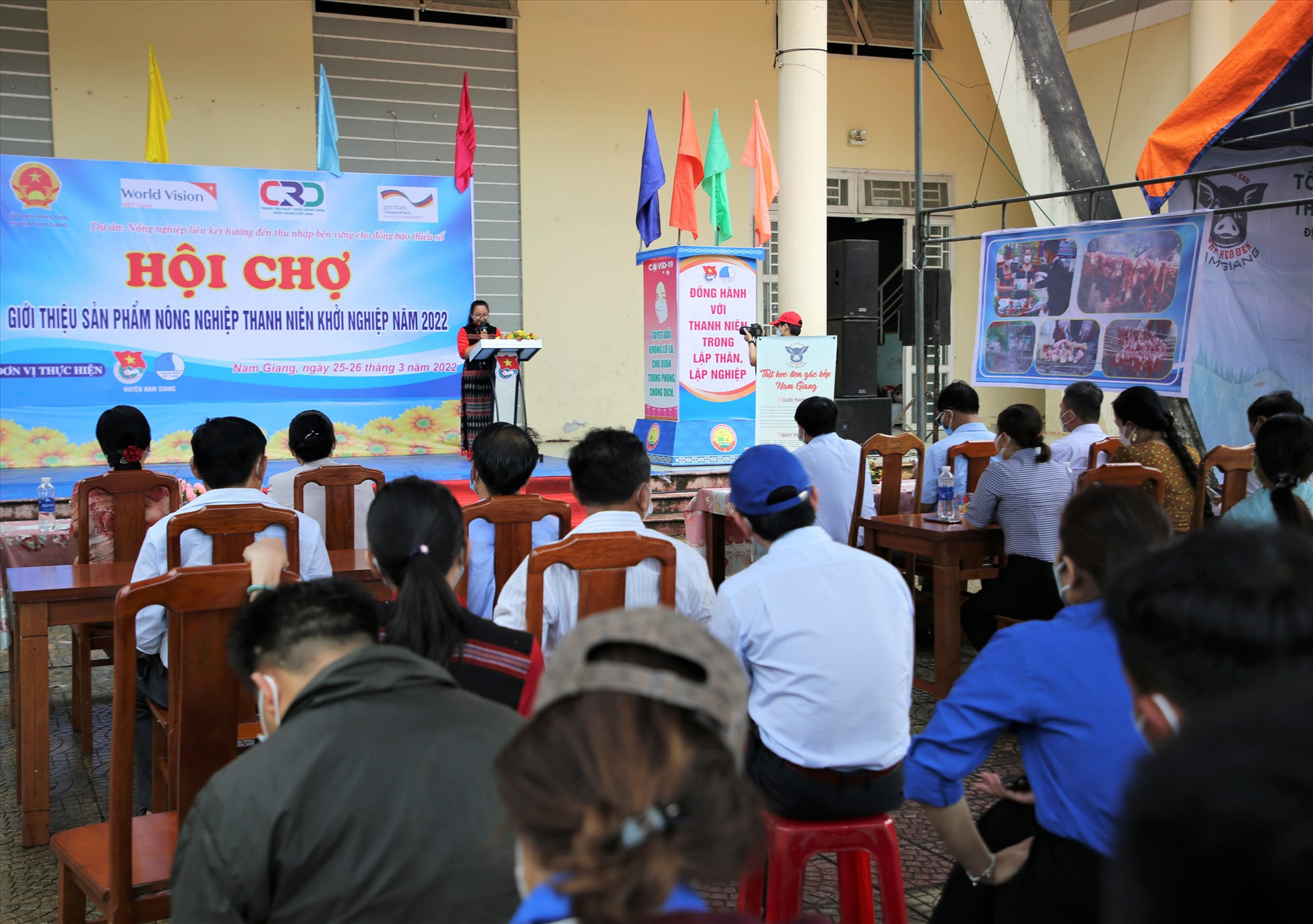 Hội chợ giới thiệu sản phẩm nông nghiệp thanh niên khởi nghiệp huyện Nam Giang nhằm chào mừng 91 năm Ngày thành lập Đoàn TNCS Hồ Chí Minh 26.3. Ảnh: A,N