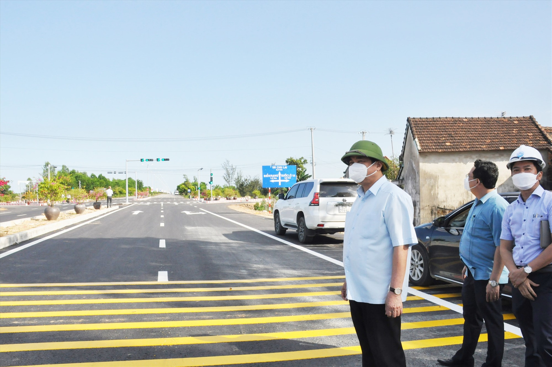 Bí thư Tỉnh ủy Phan Việt Cường khảo sát tại nút giao thông DDT620 với đường Võ Chí Công kết nối với đường dẫn vào sân bay Chu Lai. Ảnh: N.Đ