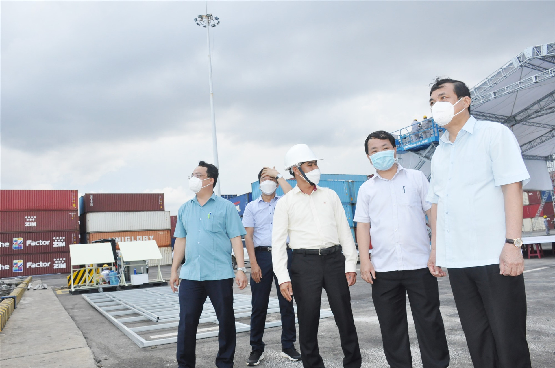 Chiều cùng ngày, đồng chí Phan Việt Cường đi kiểm tra công tác chuẩn bị cho cuộc làm việc của Thủ tướng Chính phủ với lãnh đạo tỉnh tại cảng Chu Lai. Ảnh: N.Đ