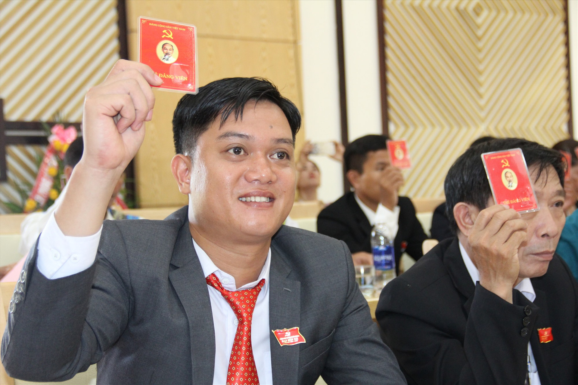 Bí thư Huyện đoàn Nam Giang - Bùi Thế Anh trở thành một trong số Huyện ủy viên trẻ nhất của địa phương.