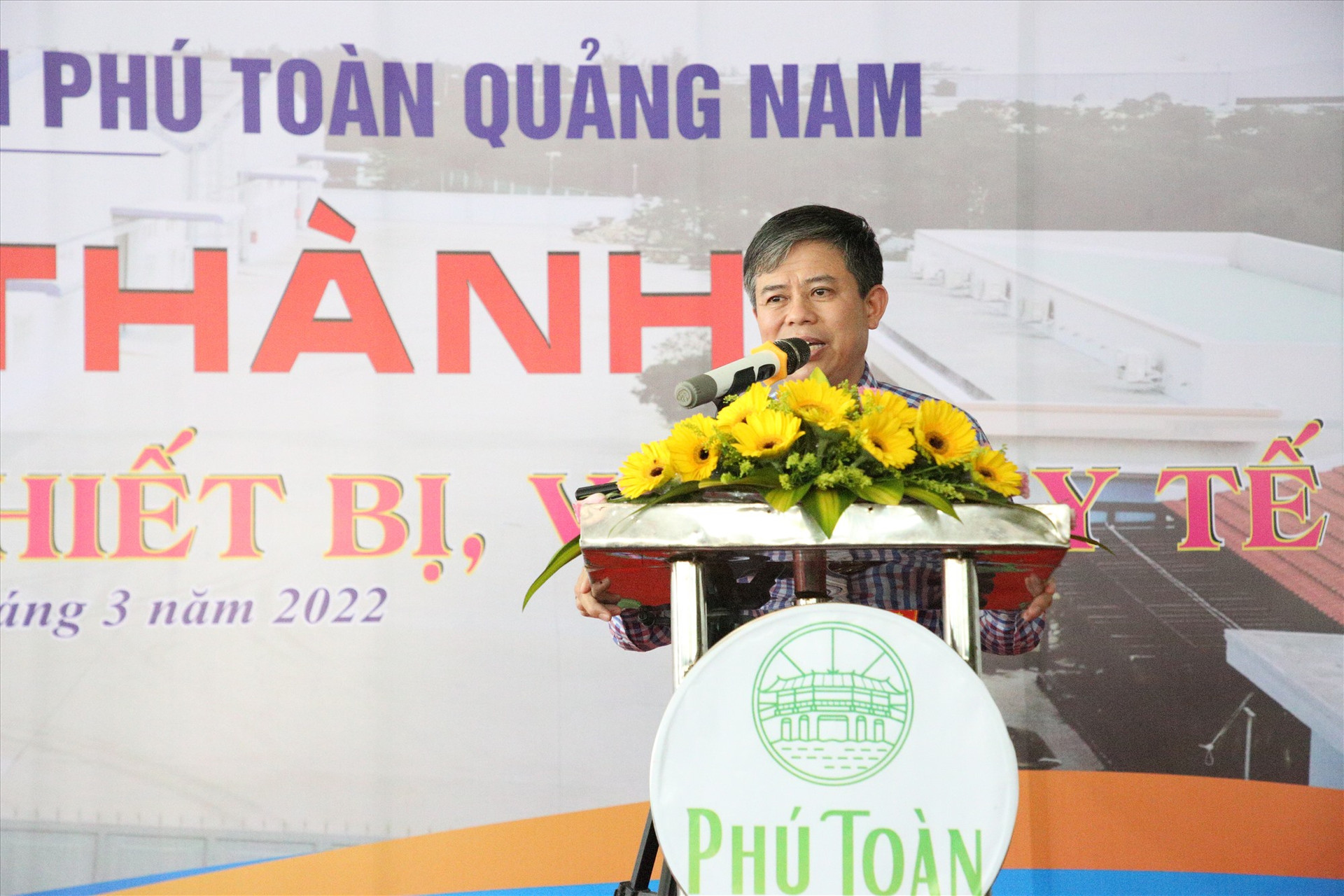Ông Võ Văn Hùng - Chủ tịch UBND huyện Thăng Bình phát biểu tại lễ khánh thành. Ảnh: A.N