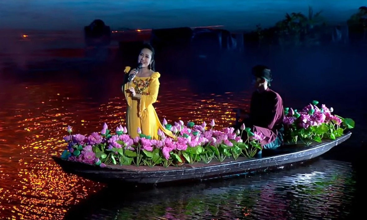 Nghệ sĩ ưu tú Vân Khánh thể hiện tác phẩm Tiếng hát trên dòng sông của Nhạc sĩ Nguyễn Huy Hùng