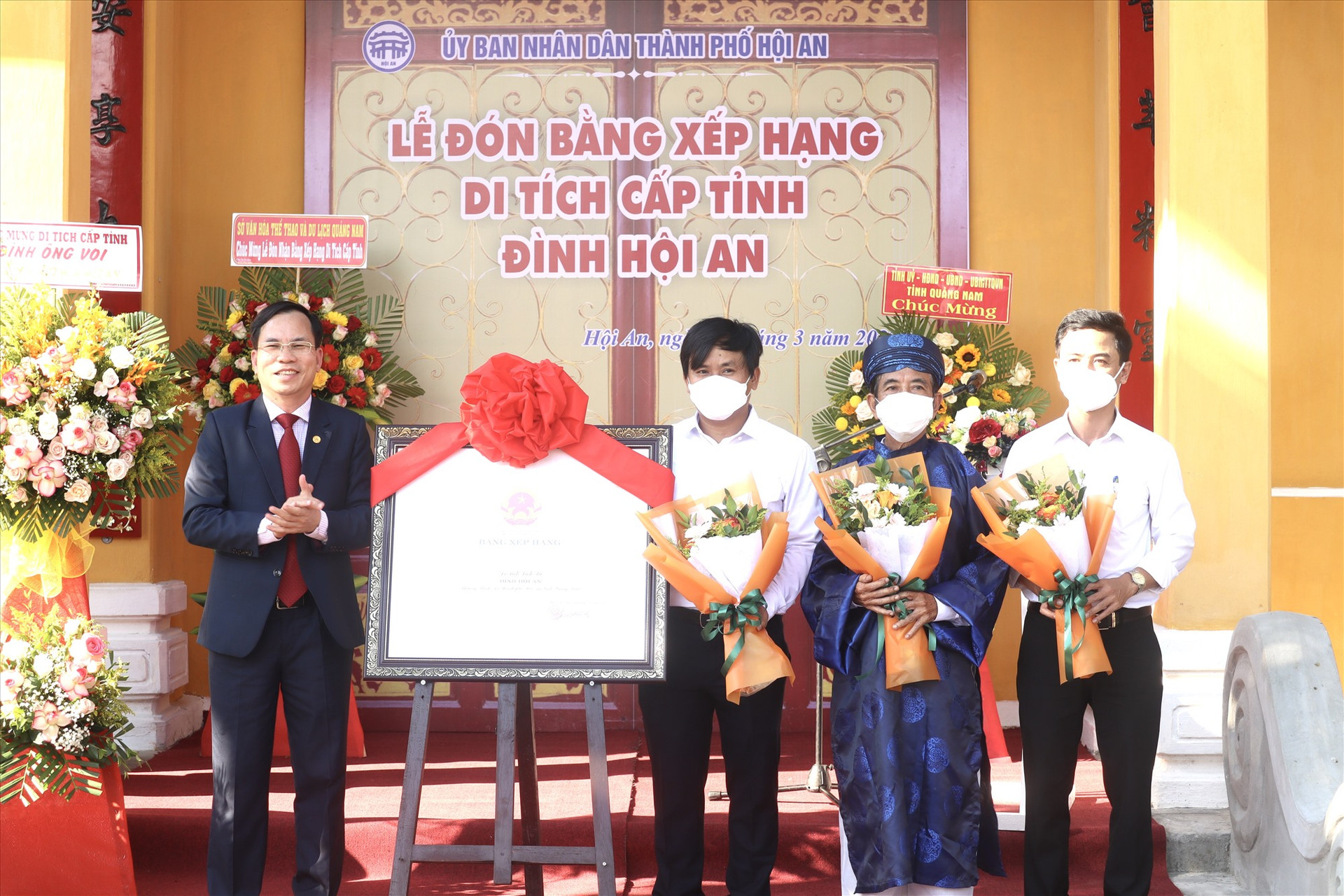 Giám đốc Sở VH-TT&DL Nguyễn Thanh Hồng trao bằng di tích lịch sử cấp tỉnh cho chính quyền địa phương. Ảnh: Q.T