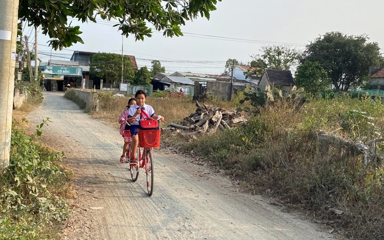 Dù là khu đô thị nhưng những con đường giao thông, vẫn mang đậm dáng dấp làng quê.Ảnh: V.L