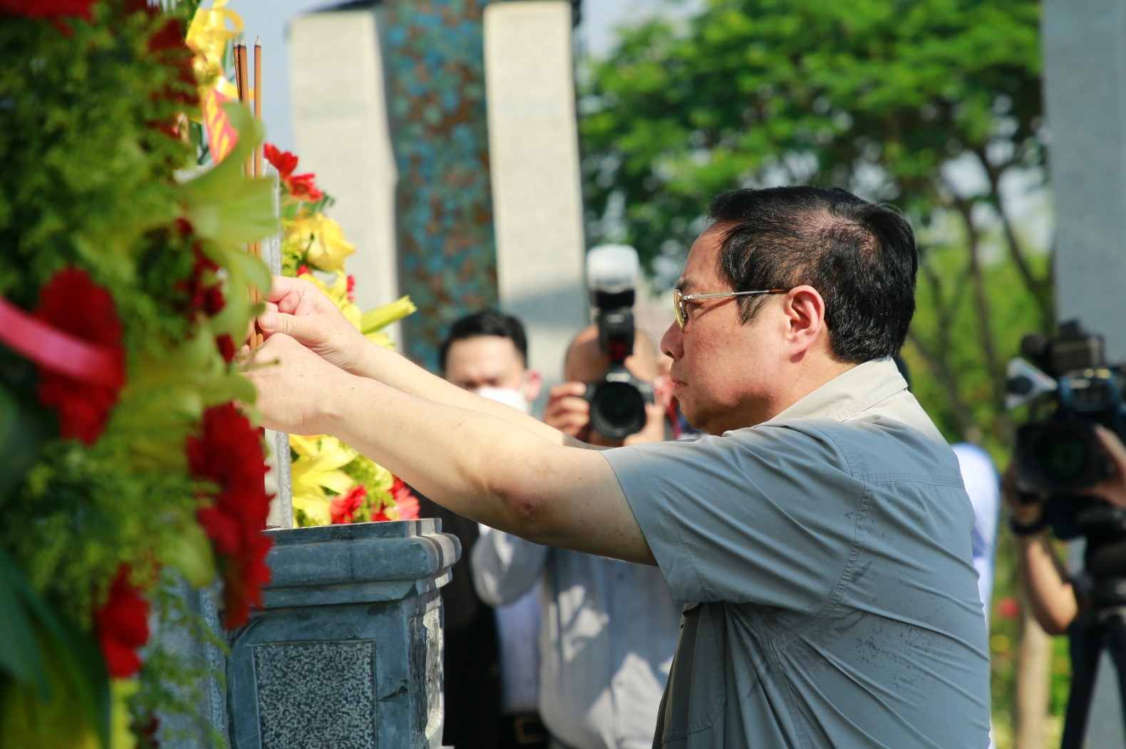 Thủ tướng Phạm Minh Chính dâng hương Nghĩa trang liệt sĩ