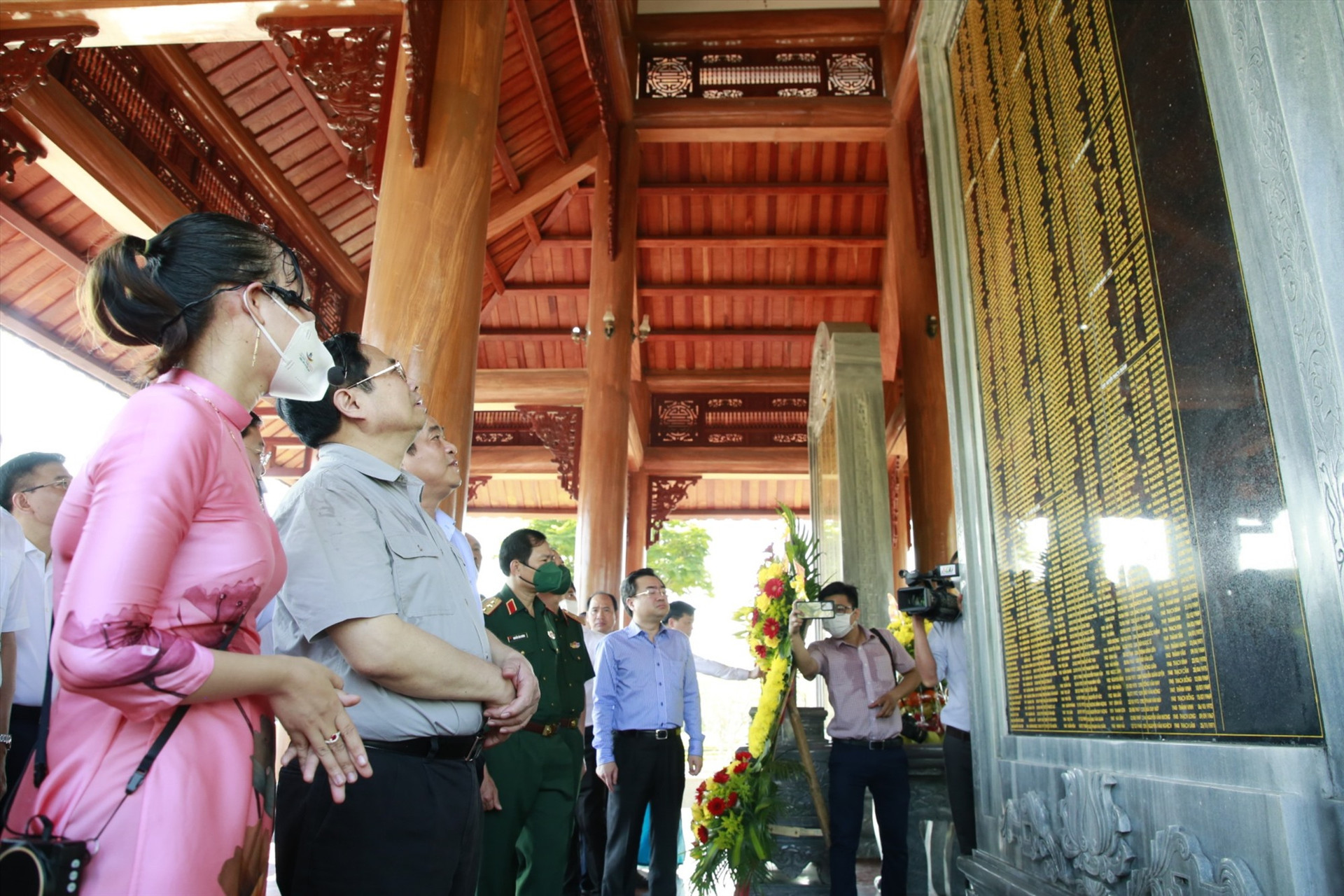 Thủ tướng Chính phủ Phạm Minh Chính thăm nhà bia ghi danh liệt sĩ Thanh Hóa