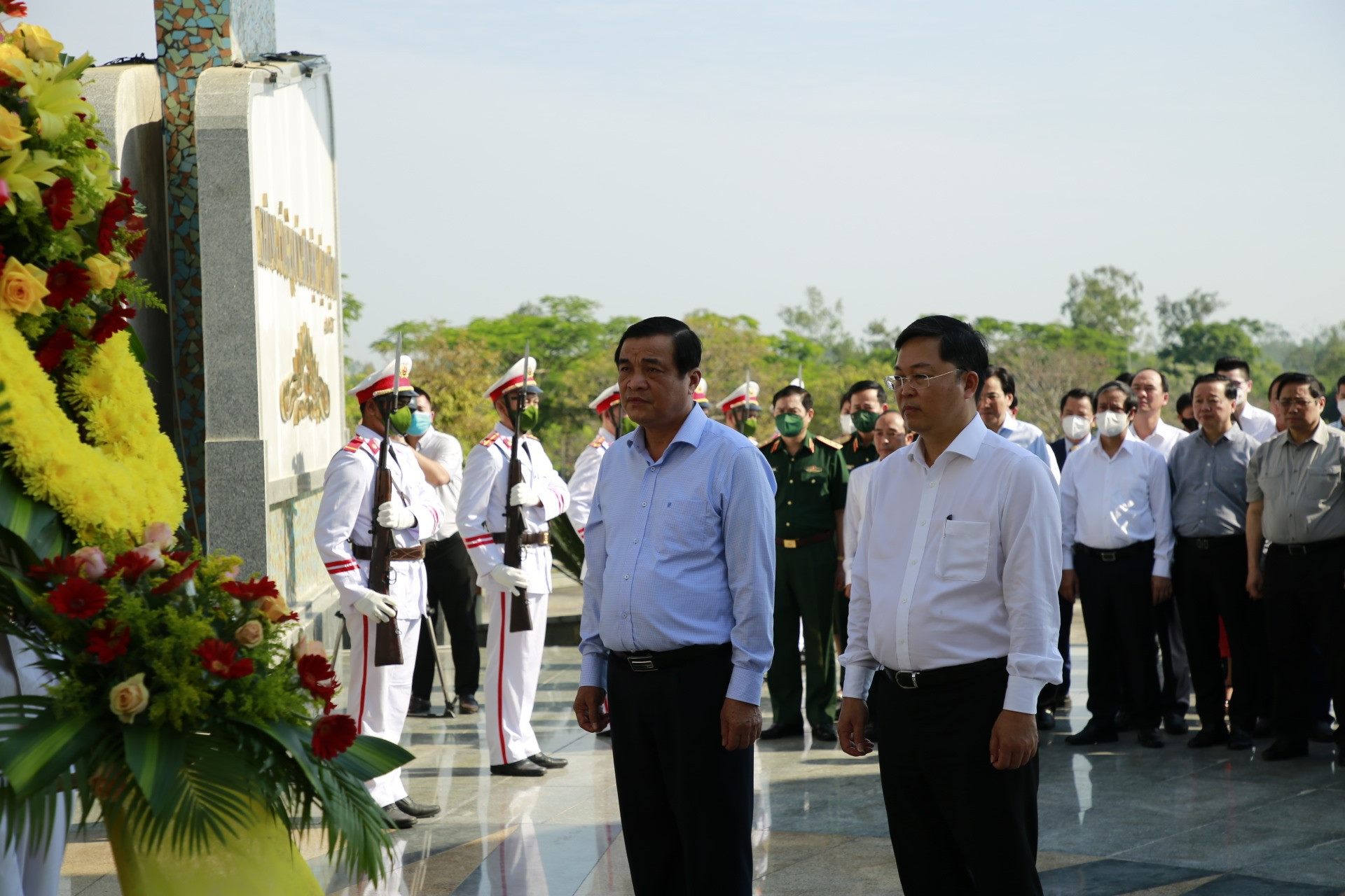 Bí thư Tỉnh ủy Phan Việt Cường và Chủ tịch UBND tỉnh Lê Trí Thanh dâng hoa tại nghĩa trang liệt sĩ