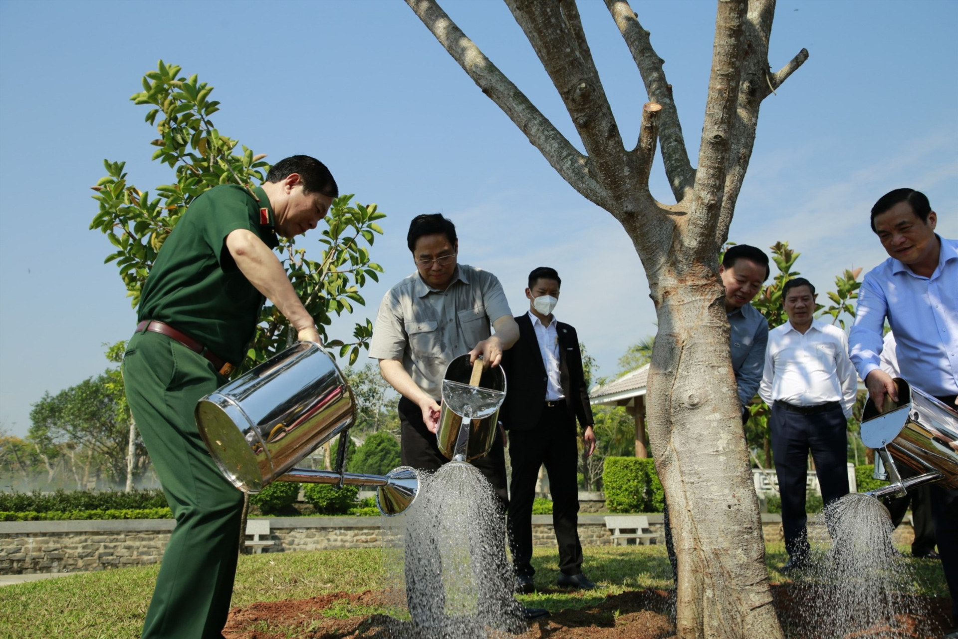 Đoàn công tác trồng cây lưu niệm trong khuôn viên Tượng đà