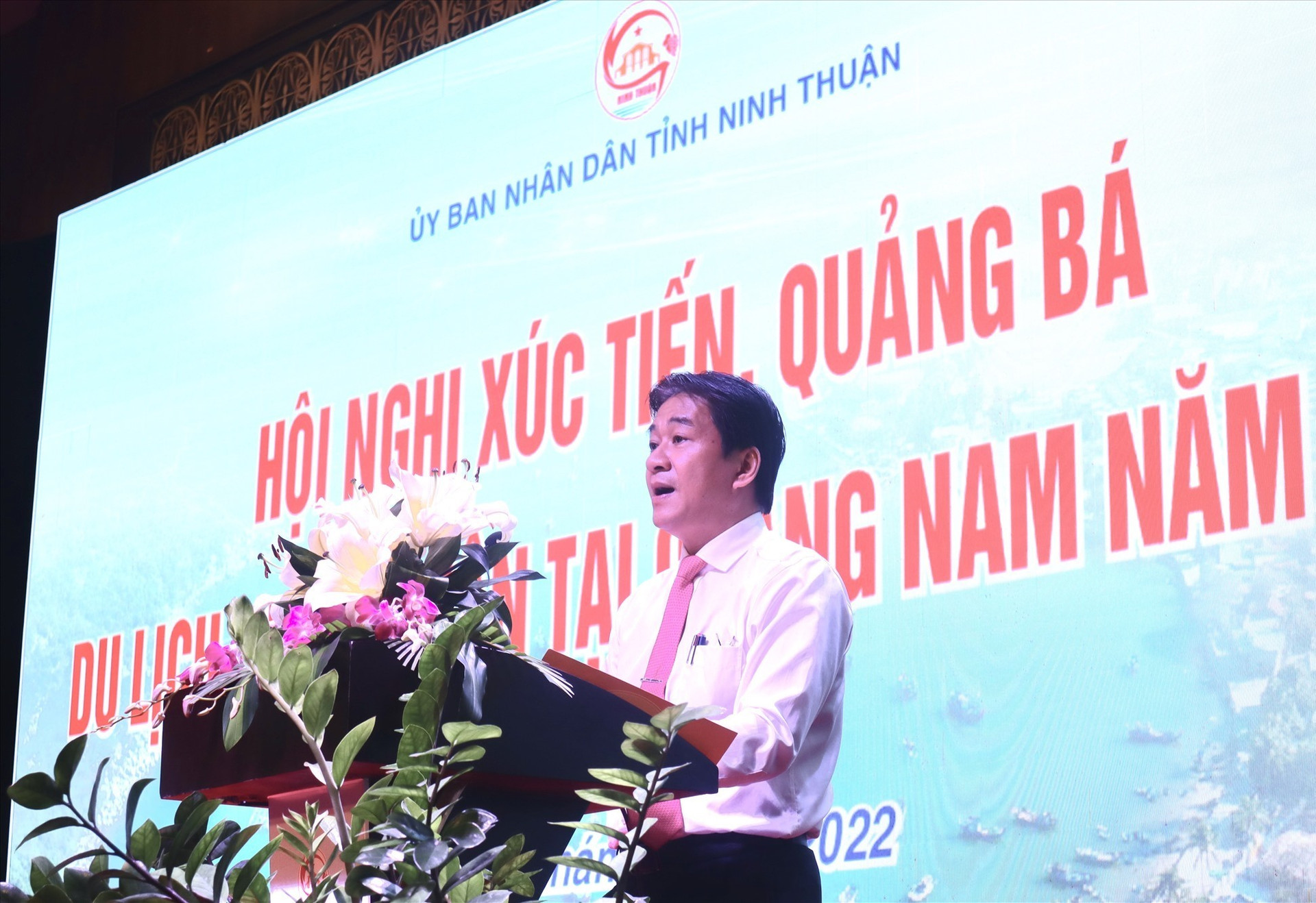 Phó Chủ tịch UBND tỉnh Ninh Thuận Nguyễn Long Biên thông tin về tiềm năng du lịch Ninh Thuận đến hội nghị. Ảnh: Q.T