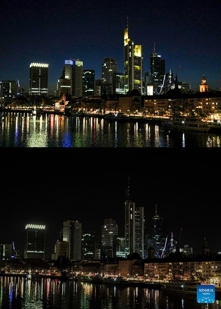 Ảnh kết hợp cho thấy khu tài chính và ngân hàng trước (trên cùng) và sau khi đèn bị mờ đi trong sự kiện Giờ Trái đất ở Frankfurt, Đức, ngày 26 tháng 3 năm 2022. [Ảnh / Tân Hoa xã]
