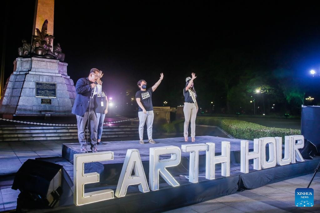 Những người ủng hộ môi trường tổ chức một chương trình tại Công viên Rizal trong Giờ Trái đất hàng năm ở Manila, Philippines vào ngày 26 tháng 3,