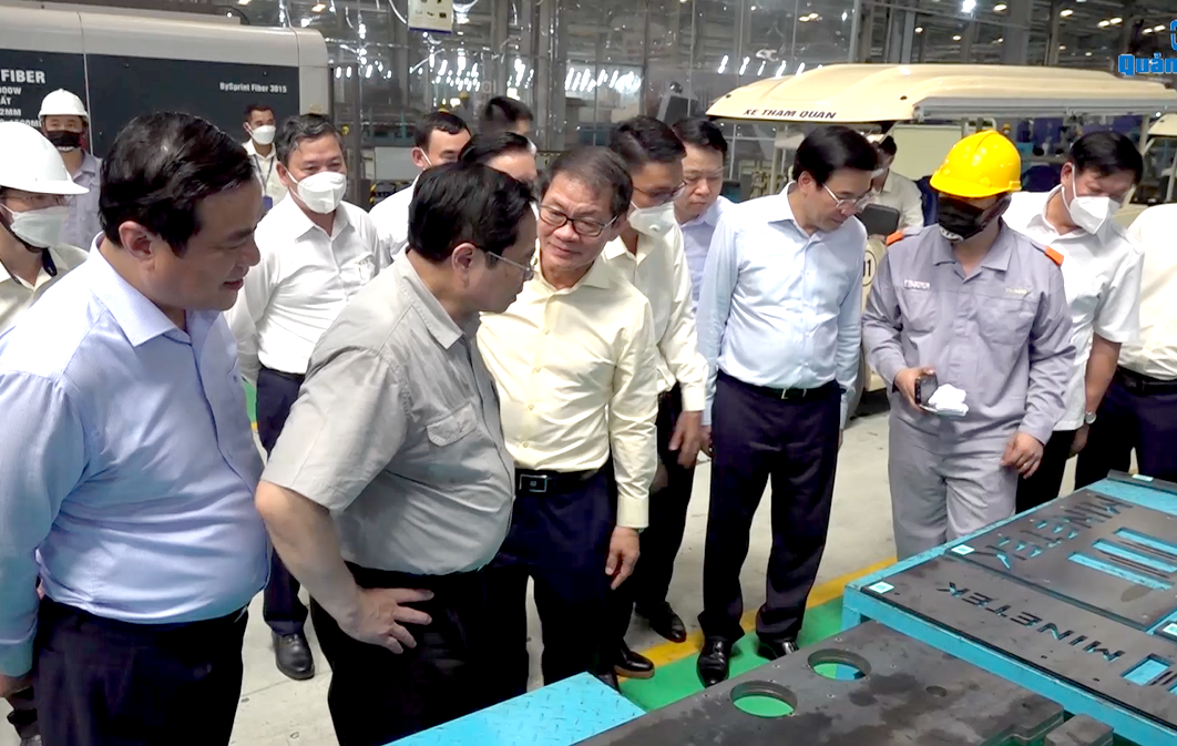 Thủ tướng Chính phủ Phạm Minh Chính thăm nhà máy ô tô của Thaco. Ảnh: C.Đ