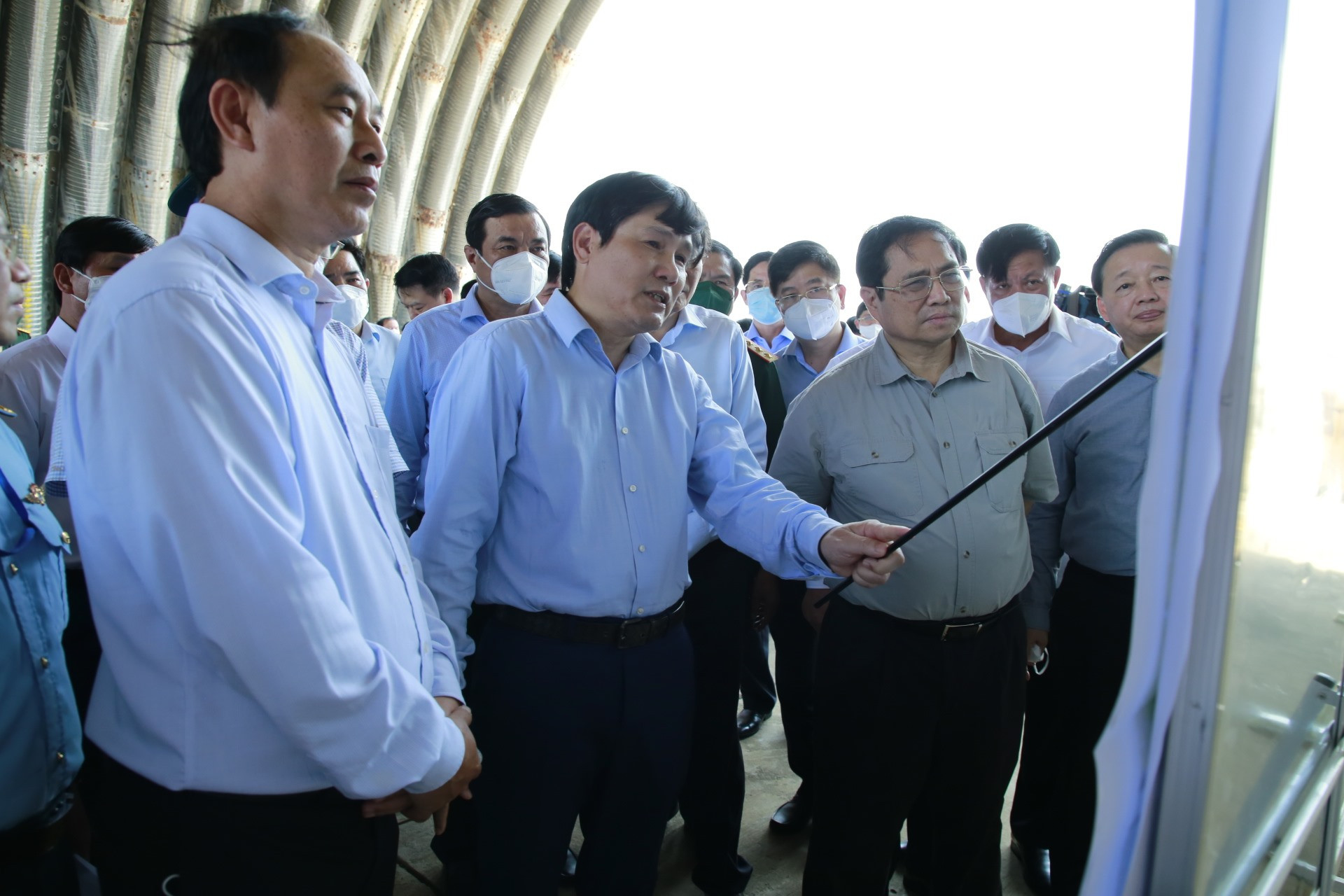 Thủ tướng cùng đoàn công tác kiểm tra sân bay Chu Lai