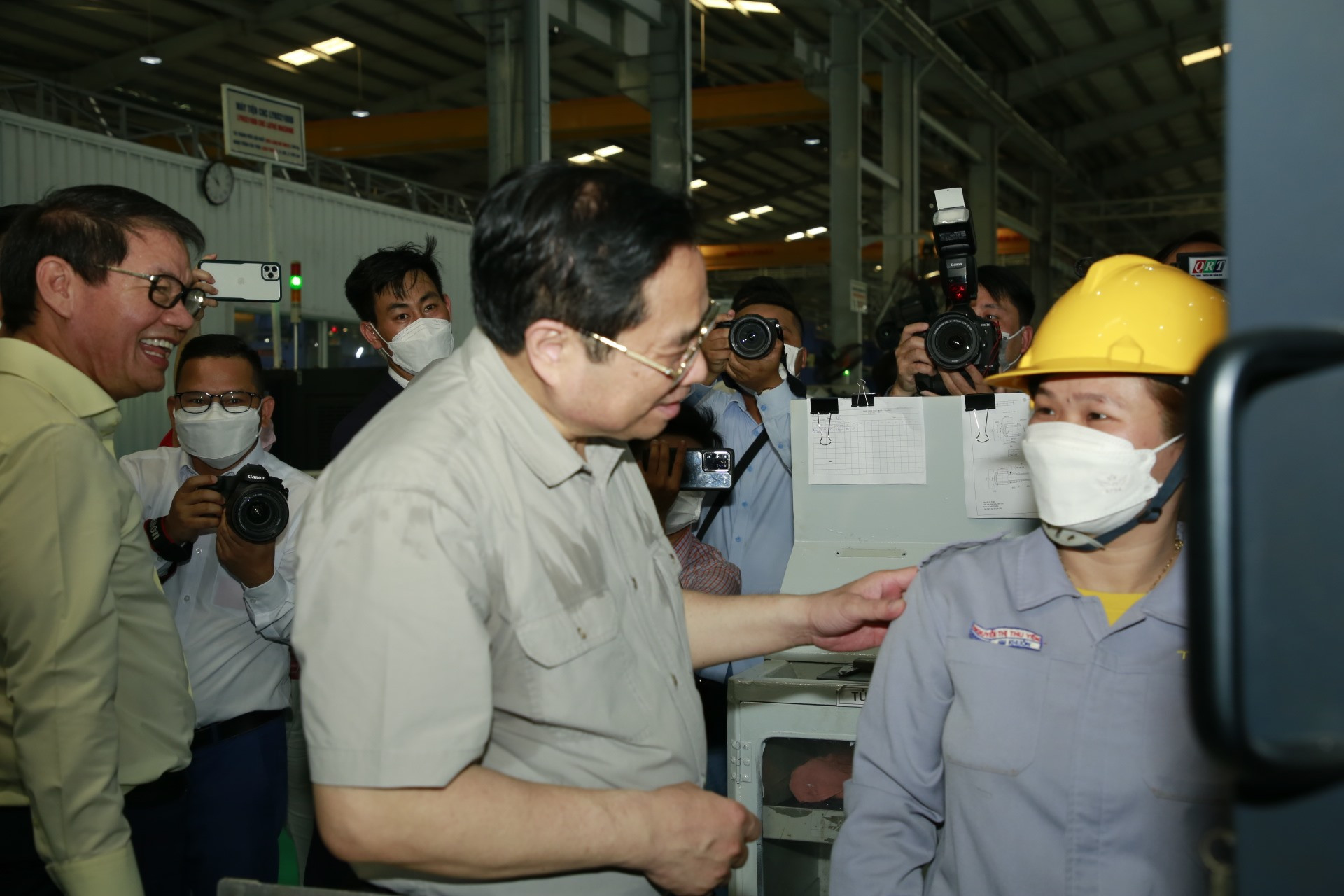 Thủ tướng gặp, thăm hỏi đời sống công nhân nhà máy