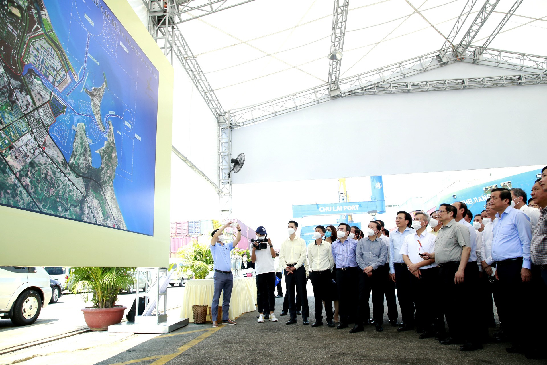 Thủ tướng Đoàn công tác kiểm tra tại cảng biển Chu Lai. Ảnh: C.Đ