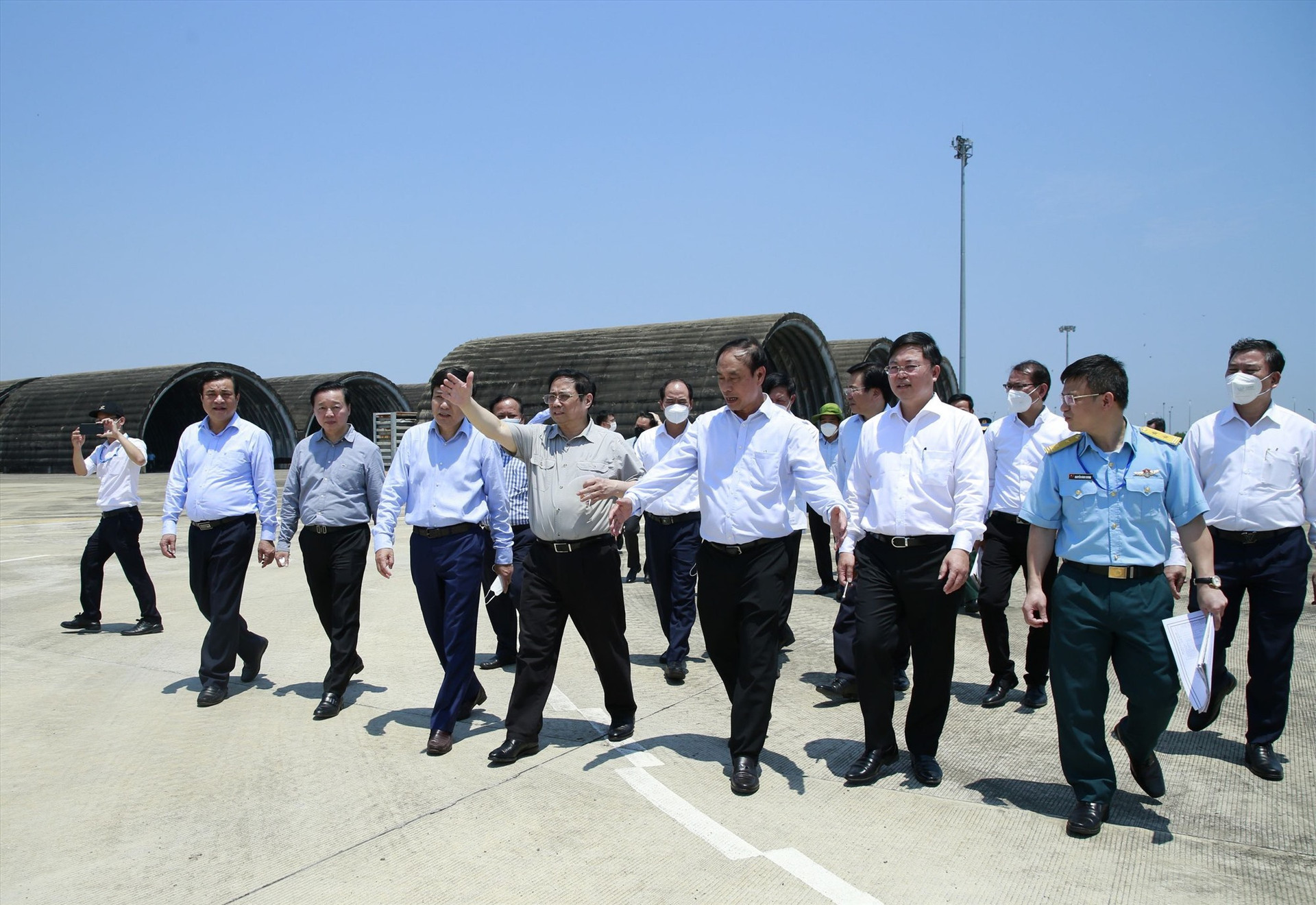 Thủ tướng khảo sát hệ thống sân bay, cảng biển Quảng Nam vào sáng 27.3. Ảnh: P.V
