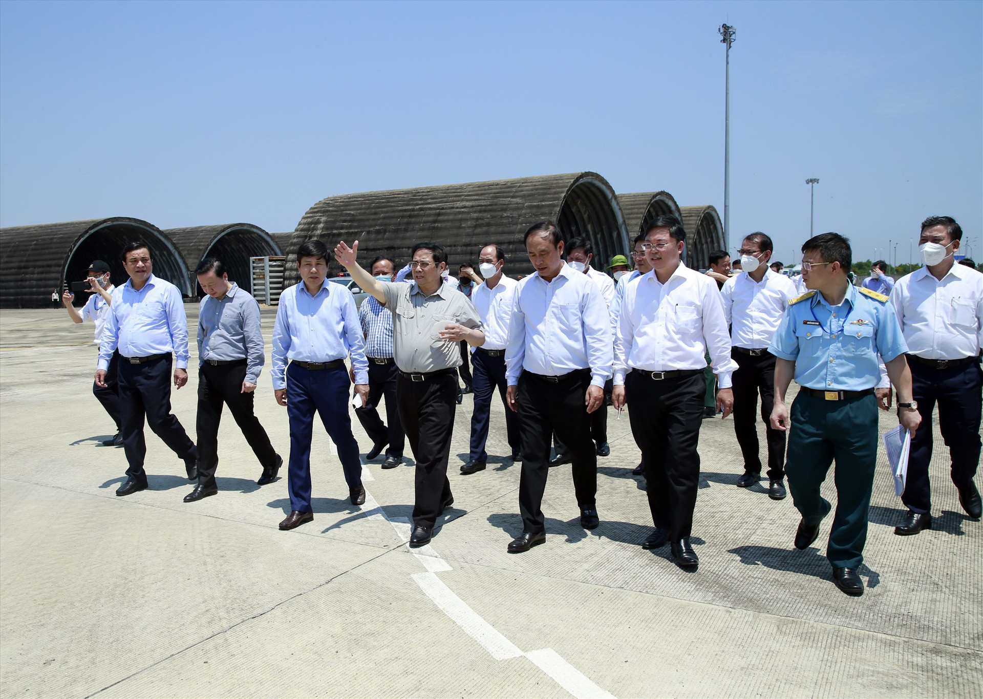 Thủ tướng kiểm tra sân bay Chu Lai. Ảnh: T.C