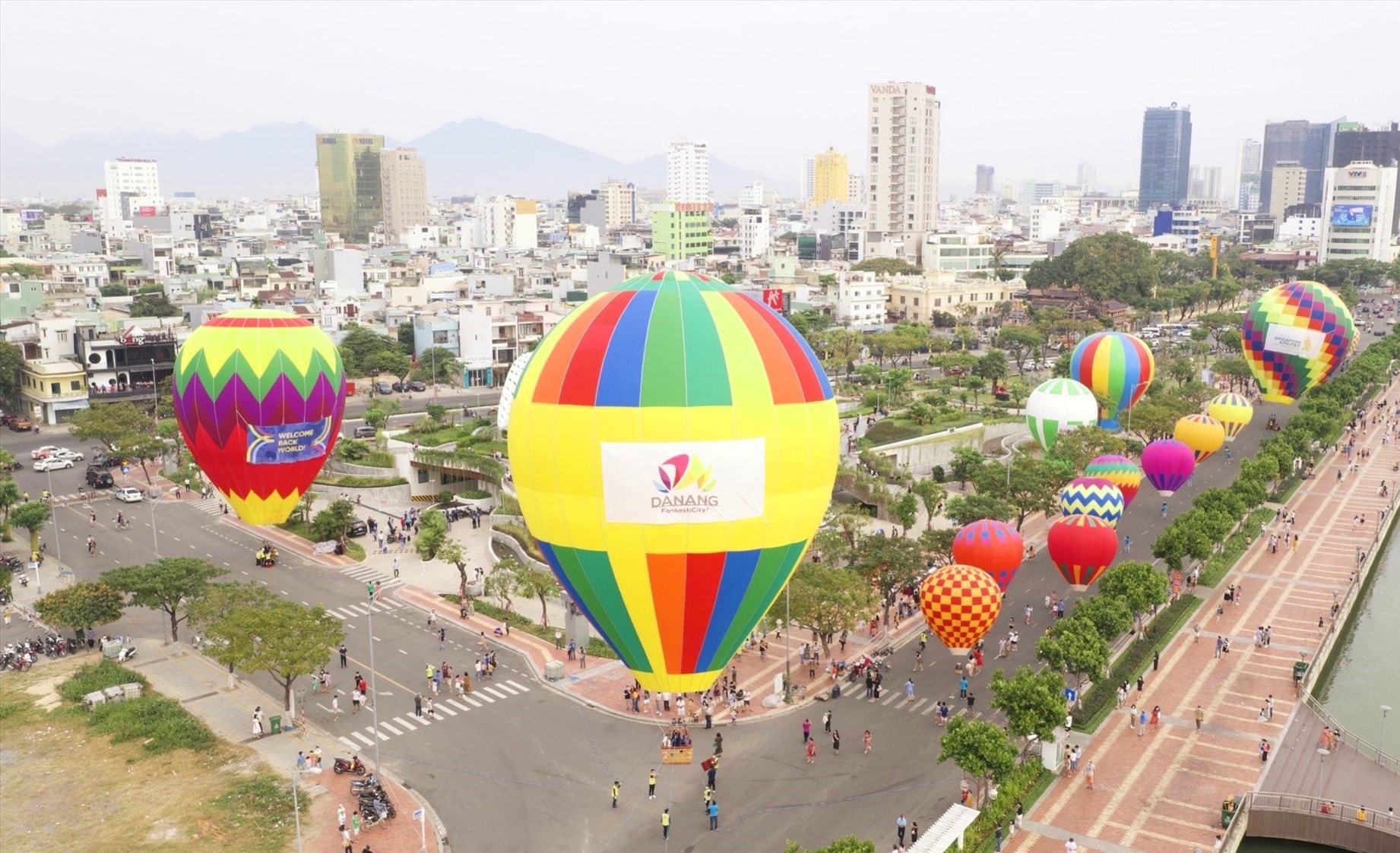 Toàn cảnh ngày hội khinh khí cầu Đà Nẵng. Ảnh QL