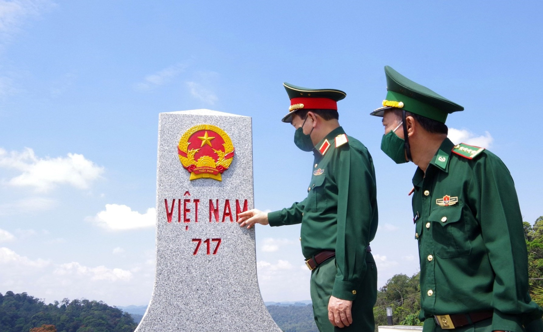 Đại tướng Phan Văn Giang cùng đoàn công tác của Bộ Quốc phòng kiểm tra cột mốc đại 717 (Cửa khẩu quốc tế Nam Giang, huyện Nam Giang).