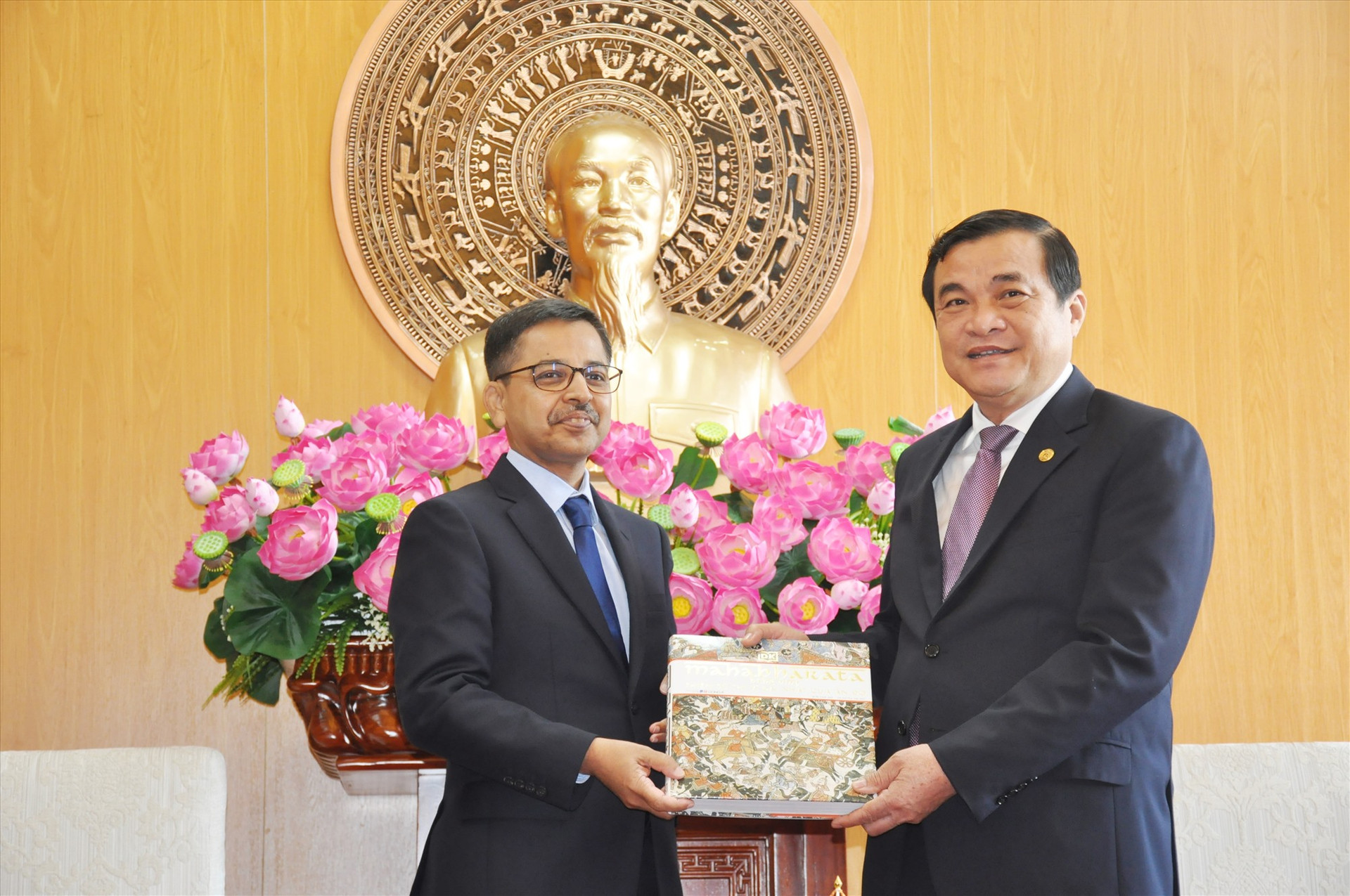 Ông Pranay Verma - Đại sứ đặc mệnh toàn quyền Cộng hòa Ấn Độ tại Việt Nam tặng quà lưu niệm - cuốn sử thi Mahabharata nổi tiếng của Ấn Độ cho lãnh đạo tỉnh. Ảnh: N.Đ