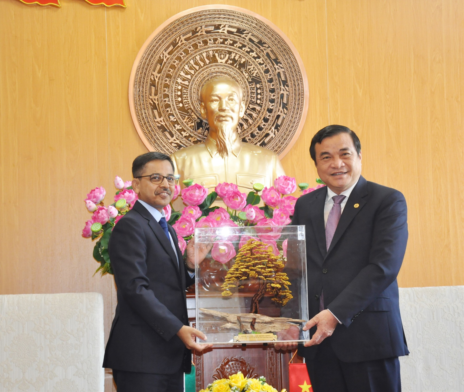 Bí thư Tỉnh ủy Phan Việt Cường tặng quà lưu niệm - sản phẩm OCOP của địa phương cho ông Pranay Verma - Đại sứ đặc mệnh toàn quyền Cộng hòa Ấn Độ tại Việt Nam. Ảnh: N.Đ