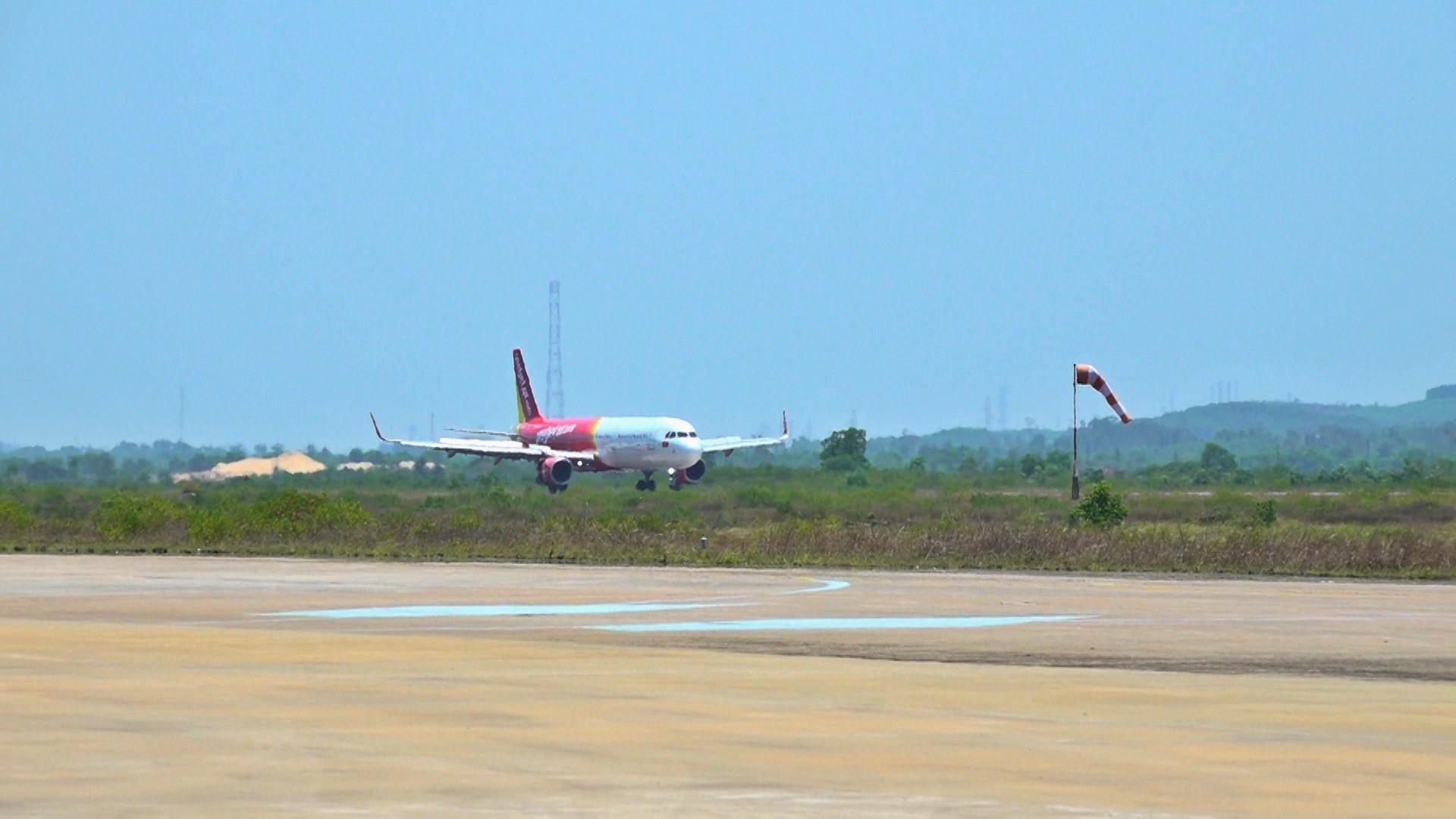 Tàu bay hạ cánh tại Sân bay Chu Lai. Ảnh: H.Đ