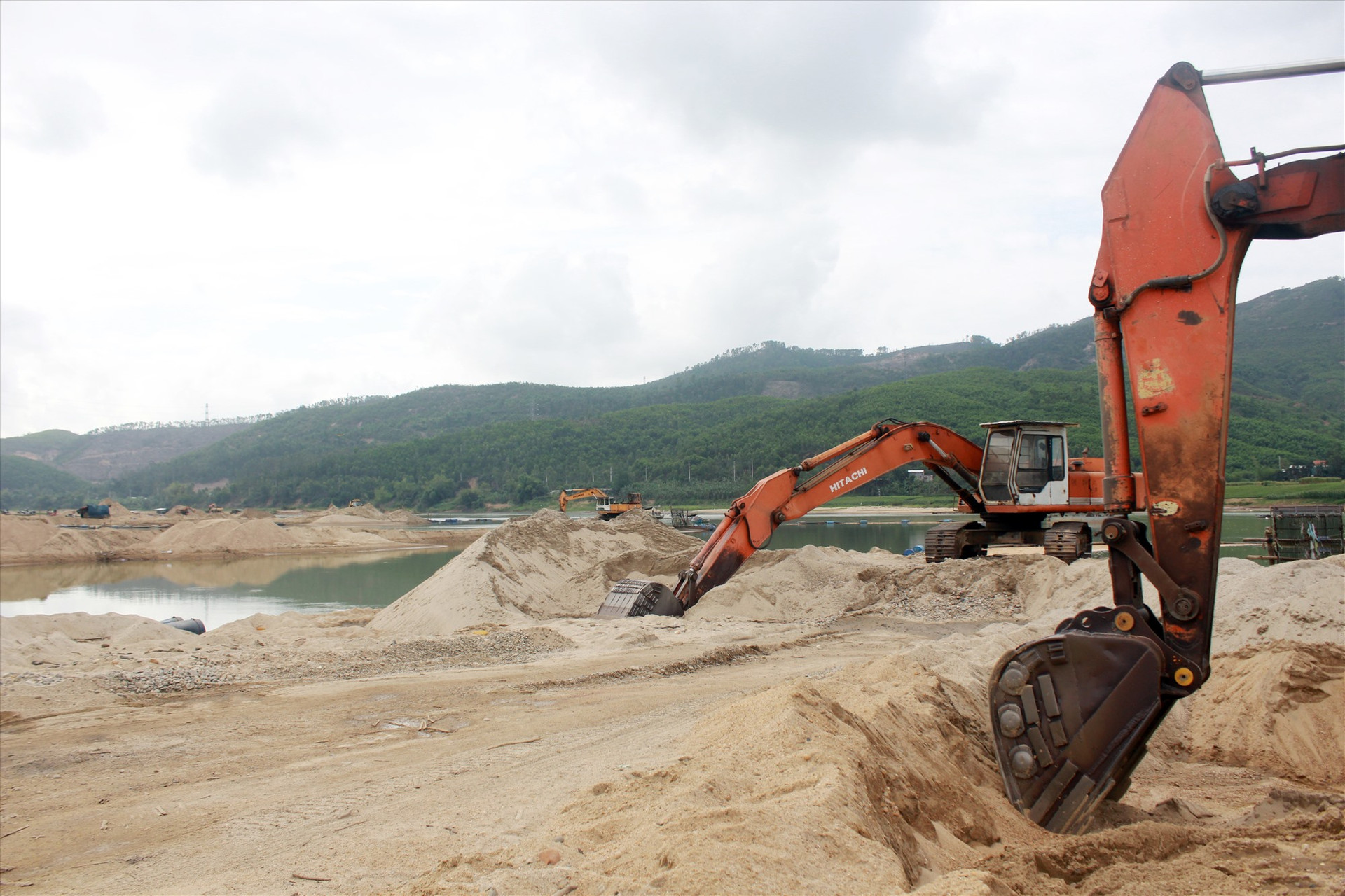 Toàn tỉnh hiện có 61 giấy phép khai thác khoáng sản vật liệu xây dựng thông thường. Ảnh: T.C