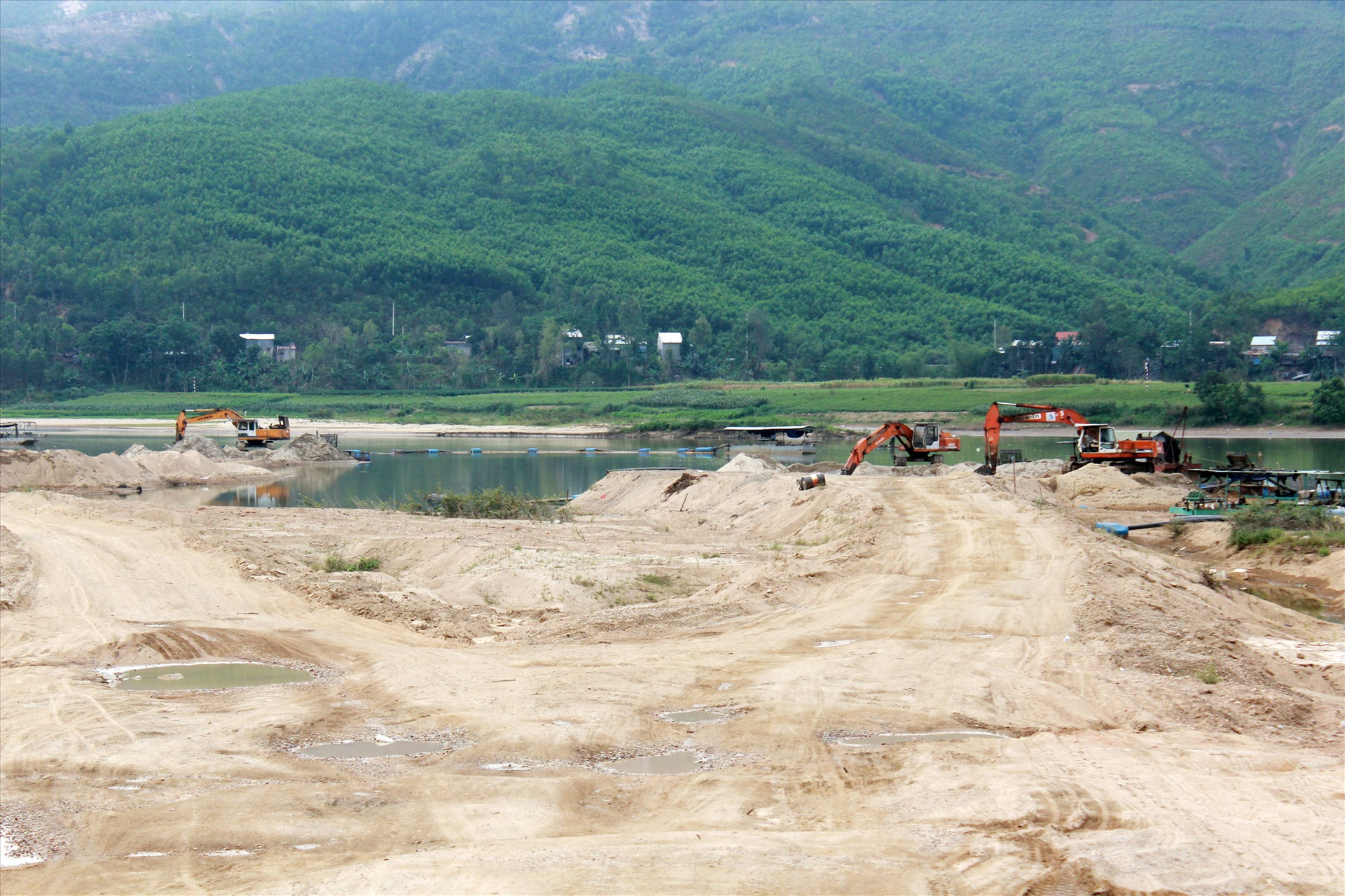 Việc cấp phép khai thác khoáng sản vật liệu xây dựng thông thường sẽ được quản lý chặt chẽ hơn. Ảnh: một mỏ khai thác cát trên sông Vu Gia