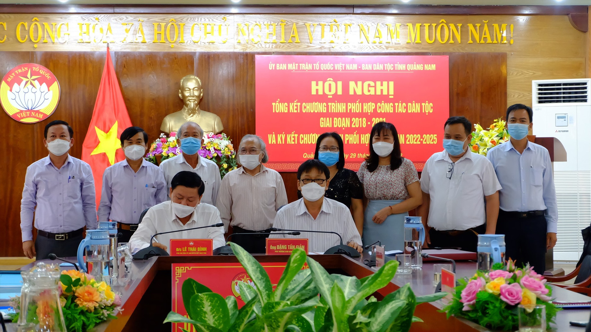 Ủy ban MTTQ Việt Nam tỉnh và Ban Dân tộc tỉnh ký kết Chương trình phối hợp thực hiện chính sách và công tác dân tộc giai đoạn 2022 - 2025. Ảnh: M.L