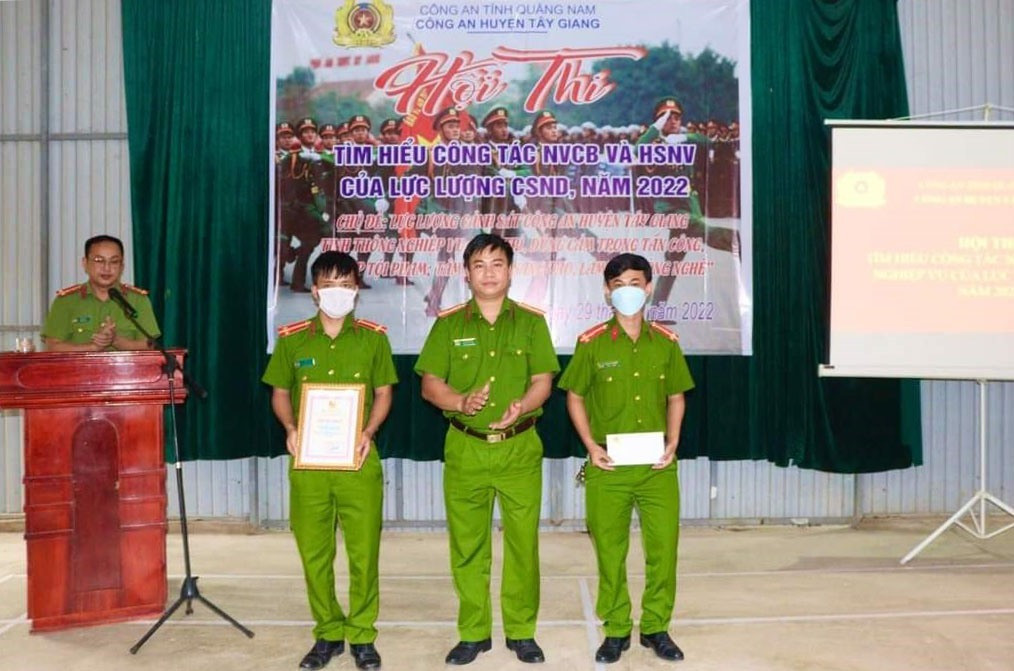 Thiếu tá Ngô Văn Thìn, Phó trưởng Công an huyện trao giấy khen cho các đội đạt giải. Ảnh: ĐH
