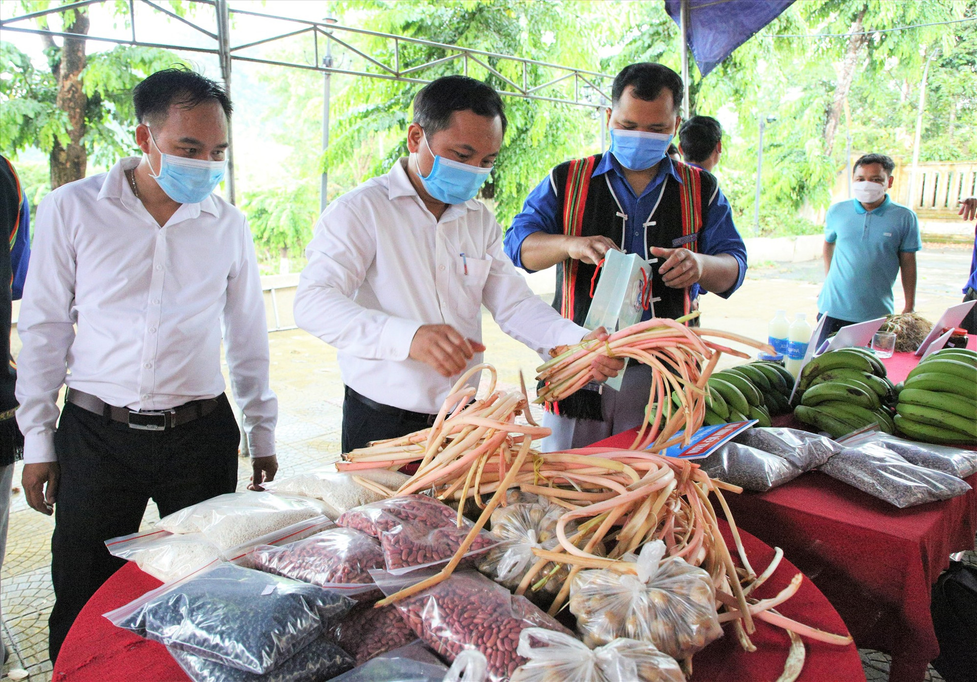 Rất nhiều sản phẩm nông sản được bày bán tại hội chợ thanh niên khởi nghiệp Nam Giang. Ảnh: ALĂNG NGƯỚC