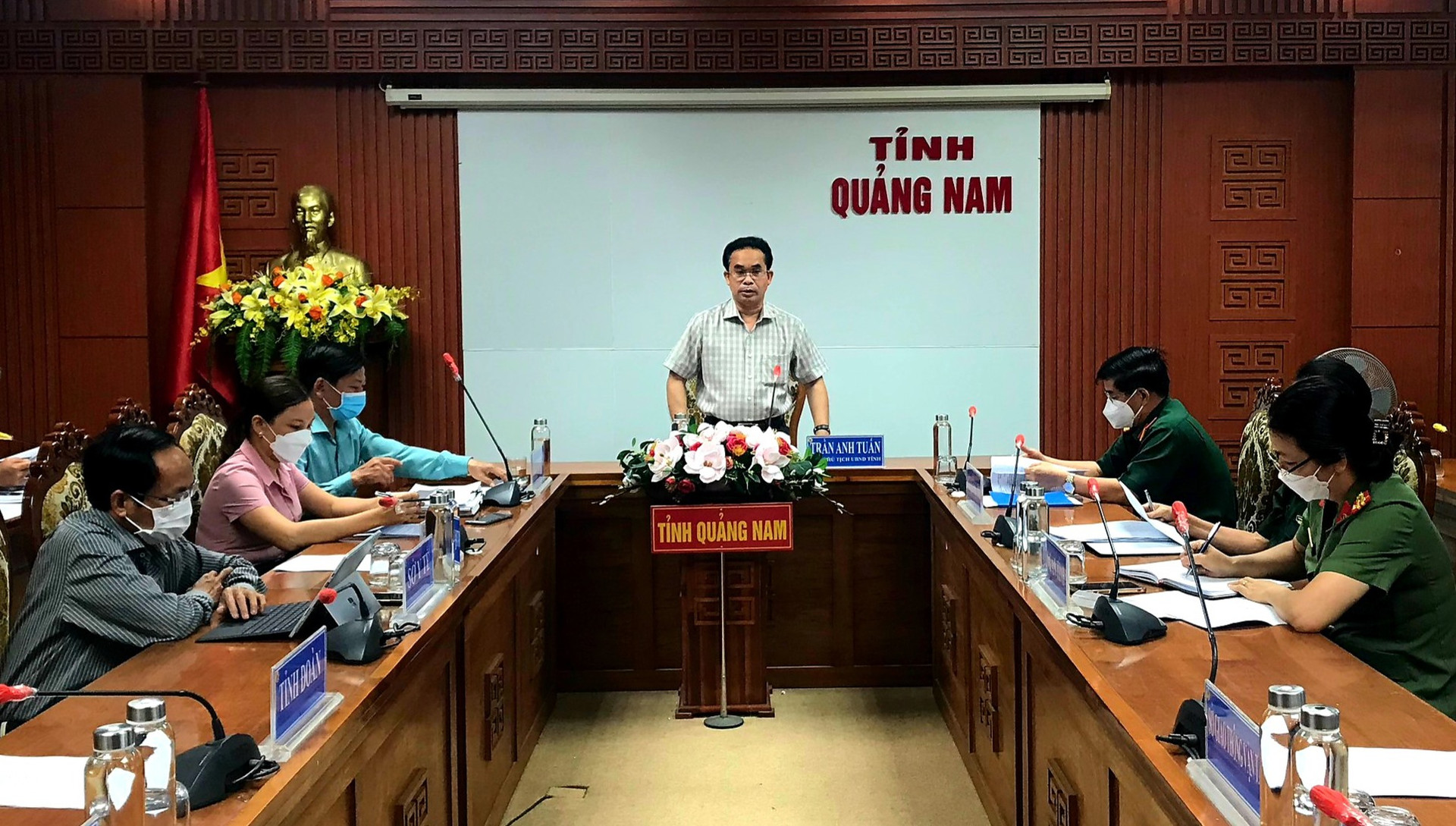 Phó chủ tịch UBND tỉnh Trần Anh Tuấn chủ trì cuộc họp. Ảnh: D.L