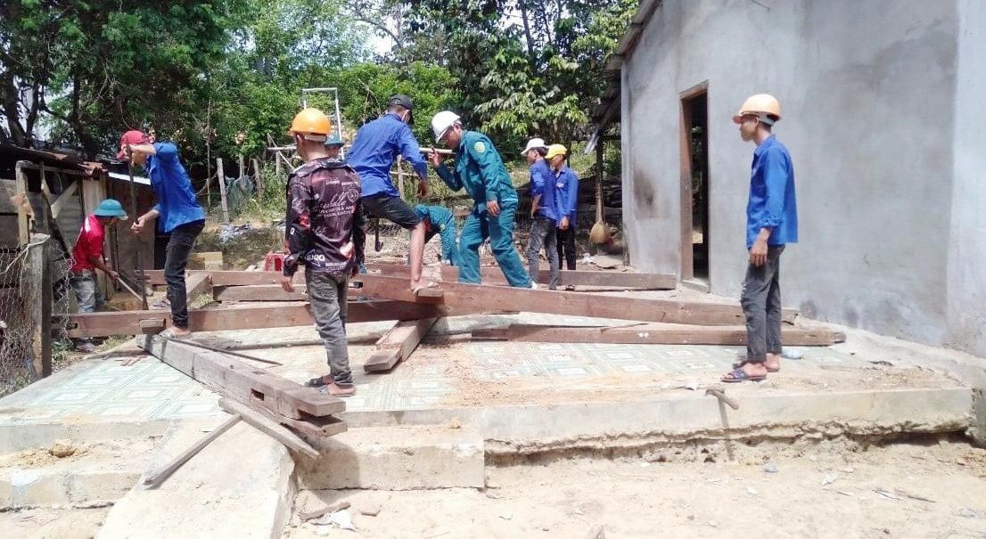 Đoàn viên thanh niên huyện Phước Sơn hỗ trợ người dân xây nhà. Ảnh: TẤN SỸ