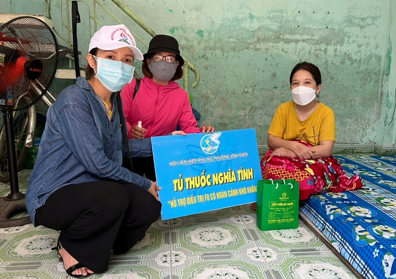 Hội LHPN phường Vĩnh Điện trao túi thuốc đến F0 có hoàn cảnh khó khăn --- Quang Hà