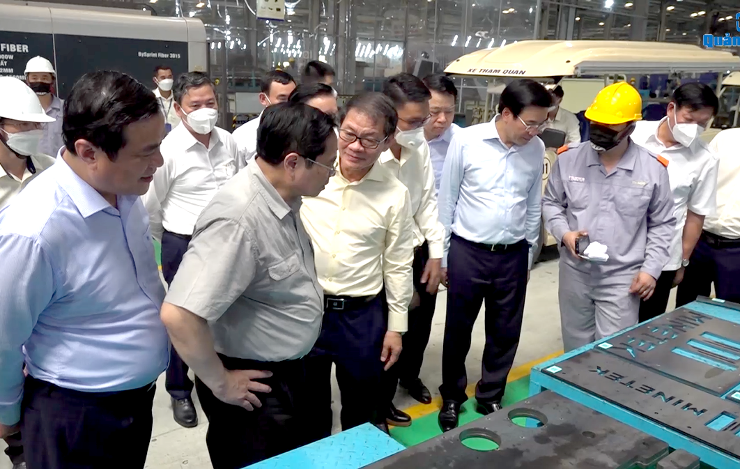 PM Chinh at Chu Lai Truong Hai Automobile Co. Ltd