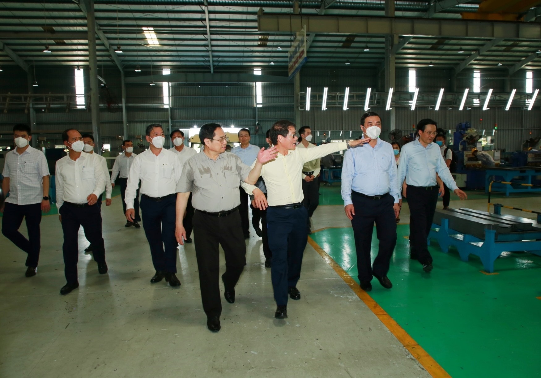 PM Chinh visits a Thaco’s production chain in the Chu Lai Industrial Park.