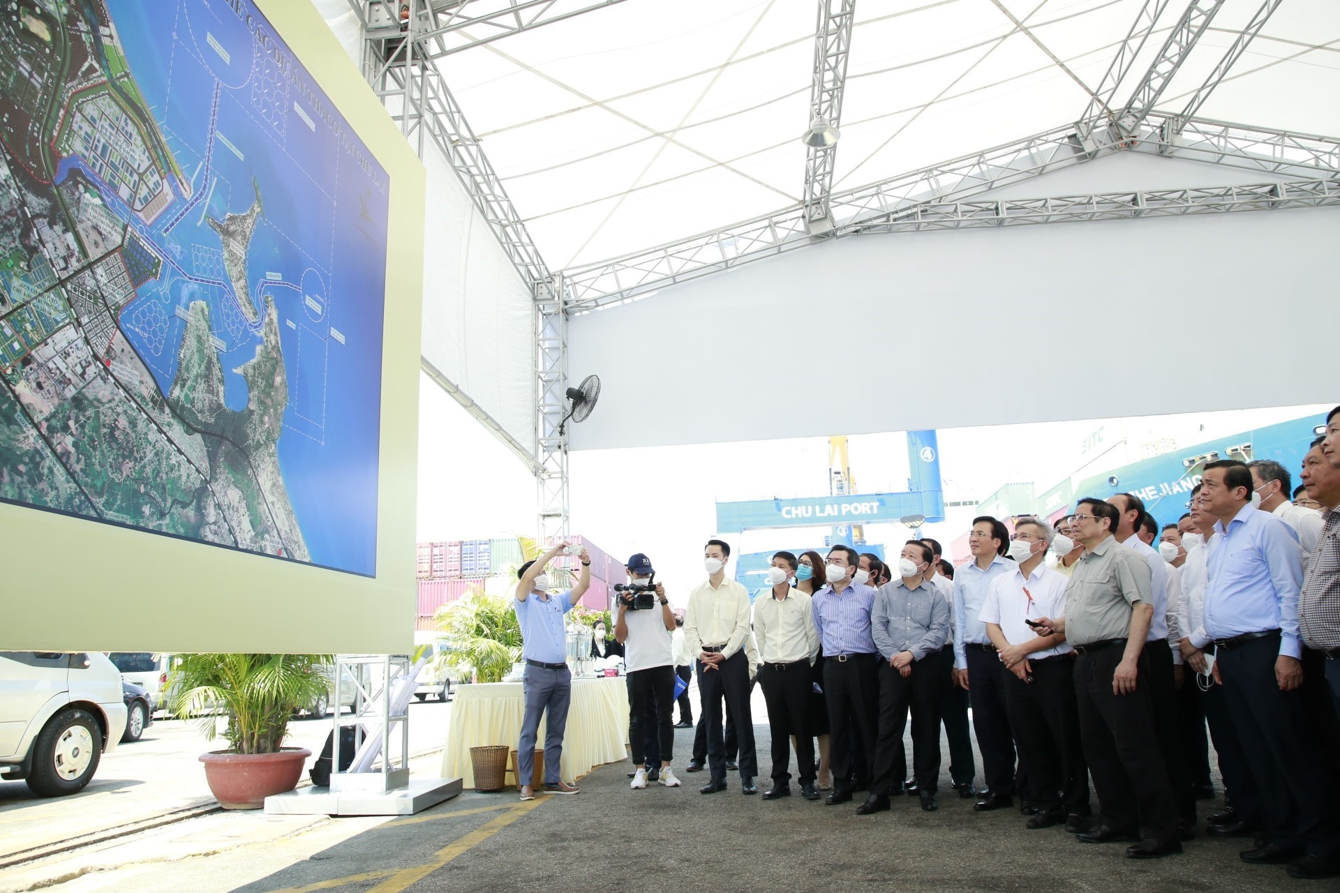 PM Chinh at Chu Lai sea port