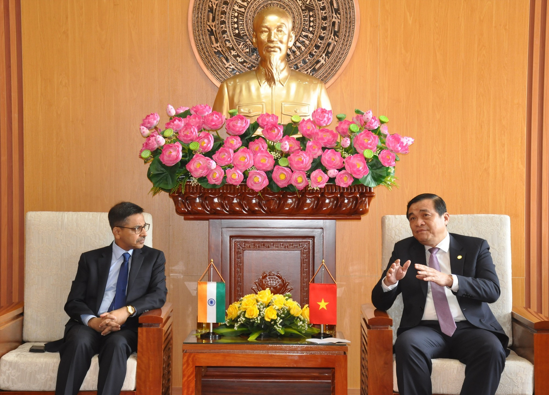 Secretary Phan Viet Cuong (R) and Indian Ambassador  Pranay Verma at the meeting