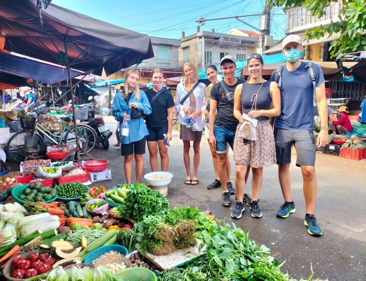 Foreign tourists visit a market in Cam Thanh village in Hoi An city of Quang Nam province. (Photo: Sabirama Hoi An)