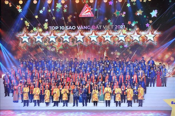 Trưởng Ban Kinh tế Trung ương Trần Tuấn Anh, Bí thư thứ nhất Trung ương Đoàn Nguyễn Anh Tuấn trao Top 10 Sao Vàng đất Việt cho các doanh nghiệp. Ảnh: Minh Đức/TTXVN