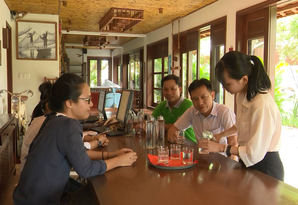 Nhóm làm việc của Dự án quản lý rác thải với doanh nghiệp nhà hàng, khách sạn tiên phong tại Hội An.