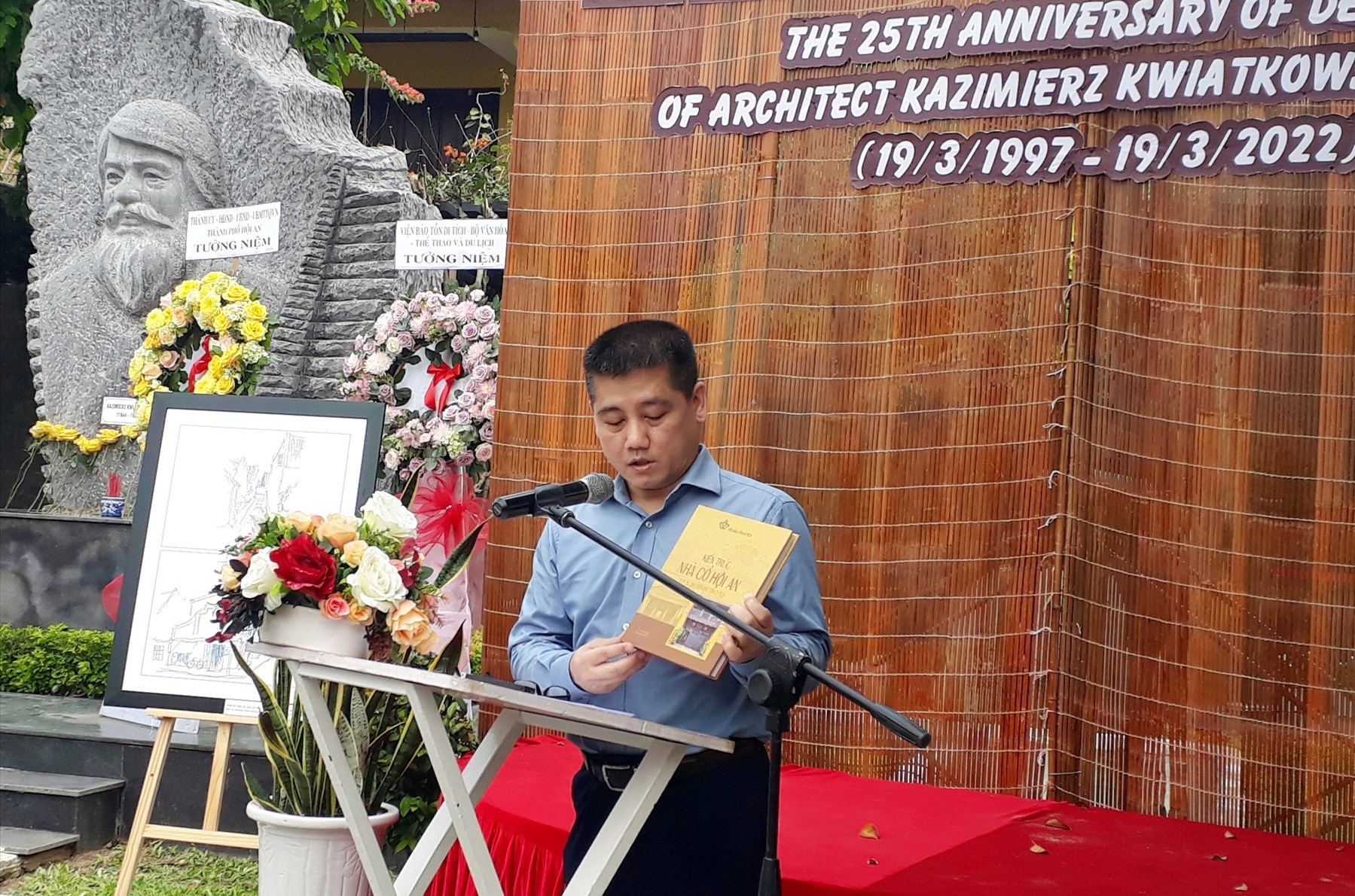 Ông Đặng Khánh Ngọc – Viện trưởng Viện Bảo tồn di tích giới thiệu ấn phẩm sách tại Công viên Kazik – Hội An.